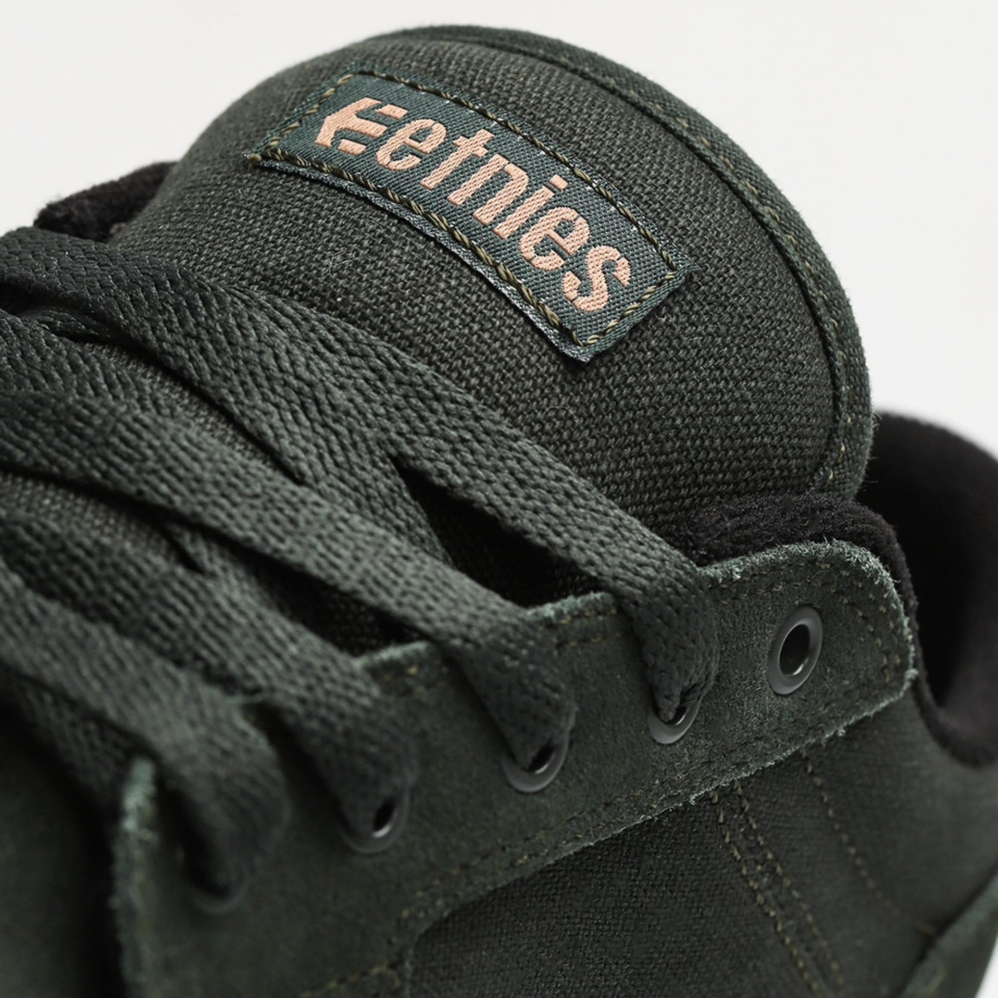 Etnies Barge LS – Classic Skate Look, Slim Vulcanized Silhoutte, Hefty Armored Collar, Reinforced Vulc