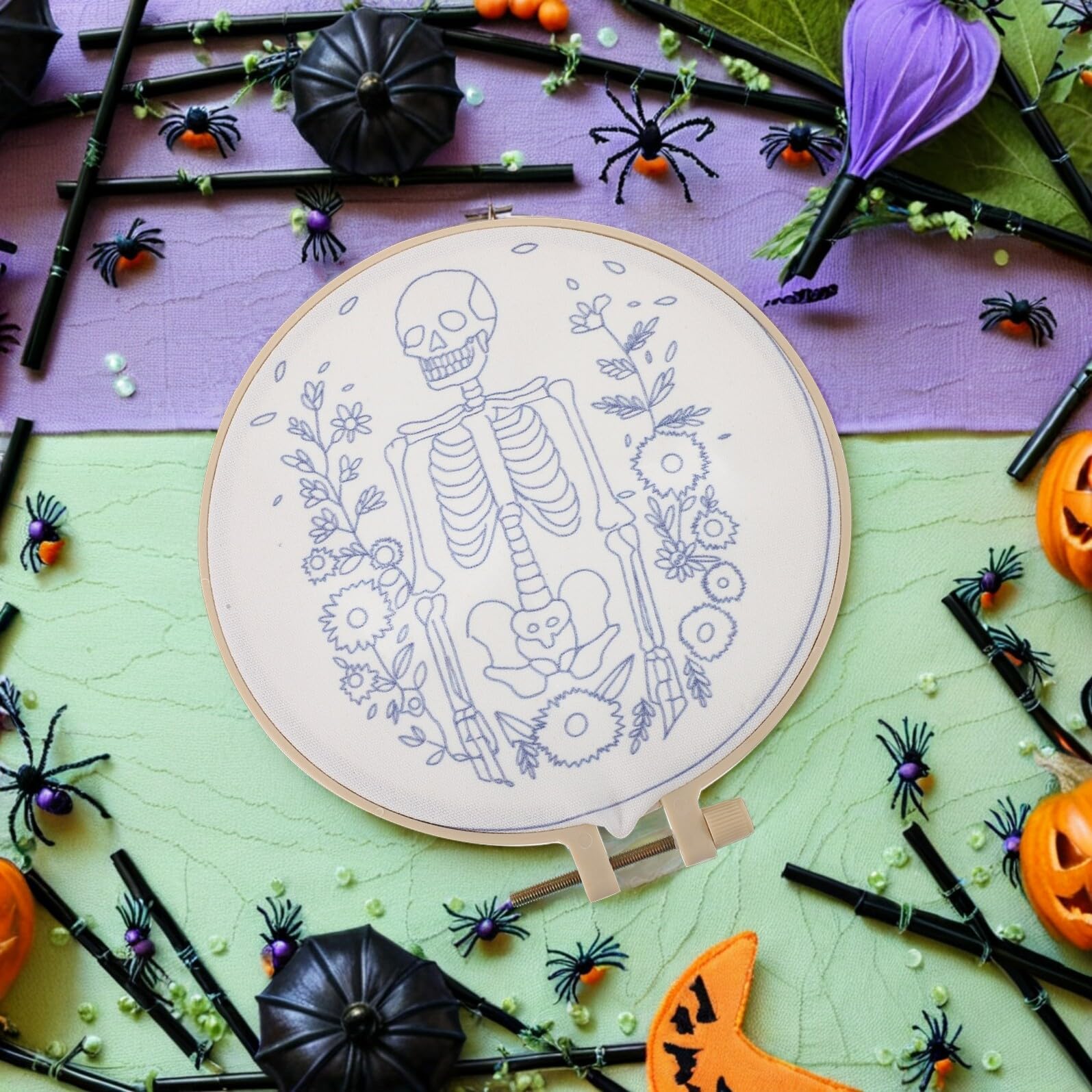 MUELODSIC Kit de Bordado DIY de Halloween para Principiantes 4 Patrones con Hilos Incluidos Tela para Bordar Juego Completo para Manualidades Creativas y Decoración Festiva