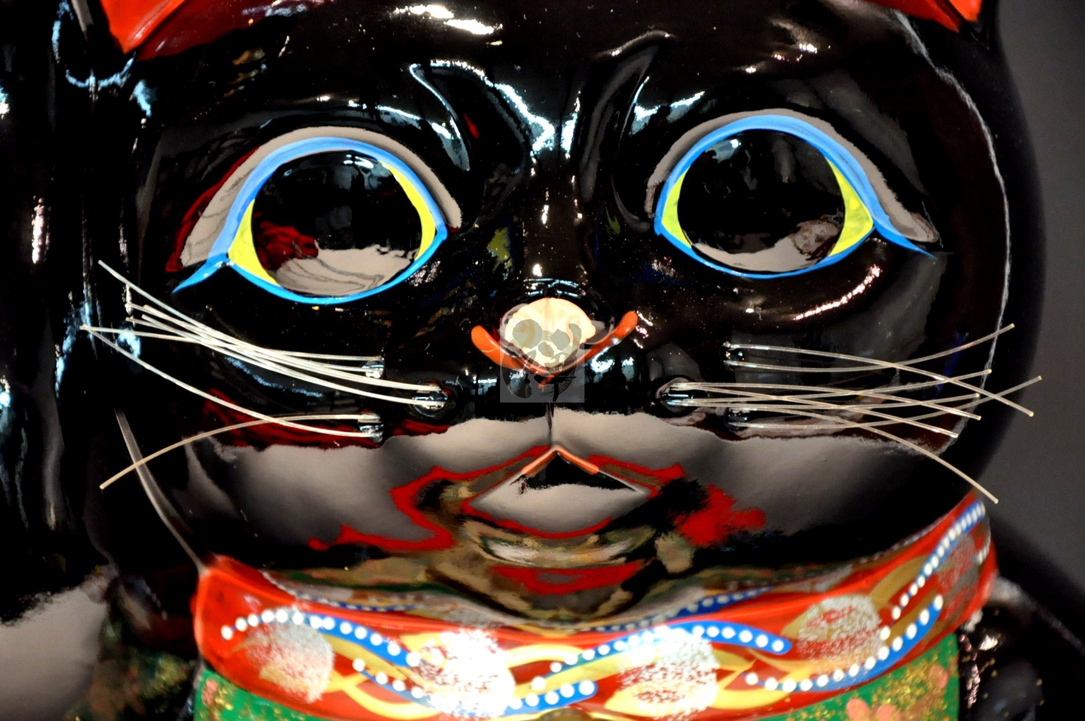 常滑焼招き猫右手あげ　黒い福招き 開運　日本伝統工芸品　大きめサイズ Amazon.co.jp: 常滑焼 招き猫 開運黒手長小判猫(右手) 13号 座布団付