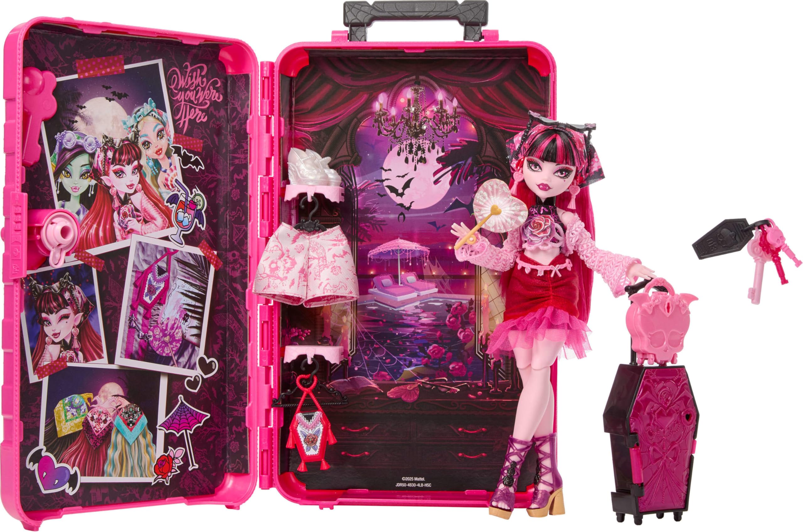 Monster High Skulltimate Secrets Draculaura Conjunto de muñeca y Accesorios Destination: Gore-geous Oasis con Maleta y más de 19 sorpresas, Incluidas Prendas, JDR50
