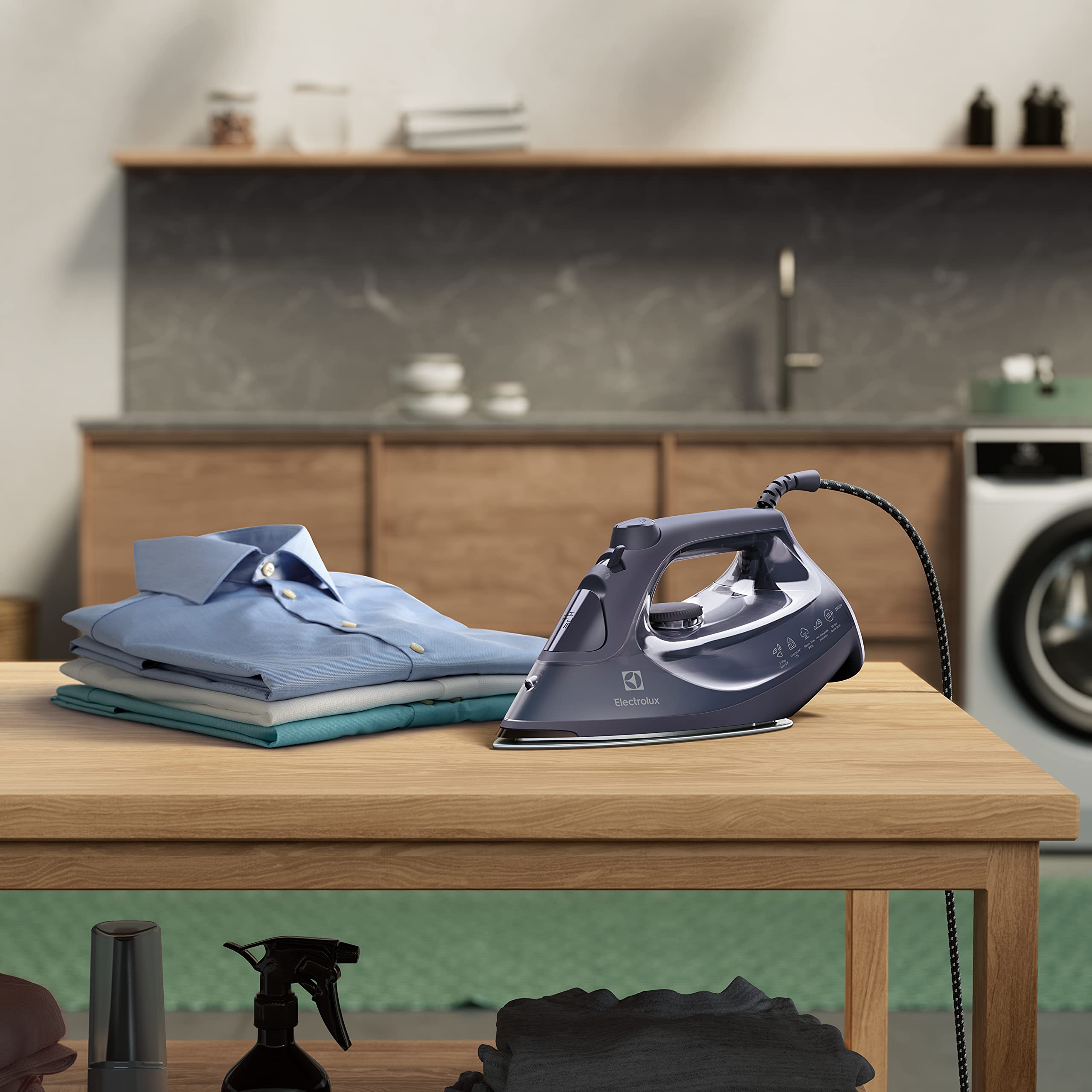 Electrolux Refine Plancha 600 modelo E6SI1-4MN, plancha de vapor con apagado automático en 3 posiciones, suela resistente a los arañazos, autolimpieza, antigoteo, cable de 2 m, 2500 W, Misty Navy