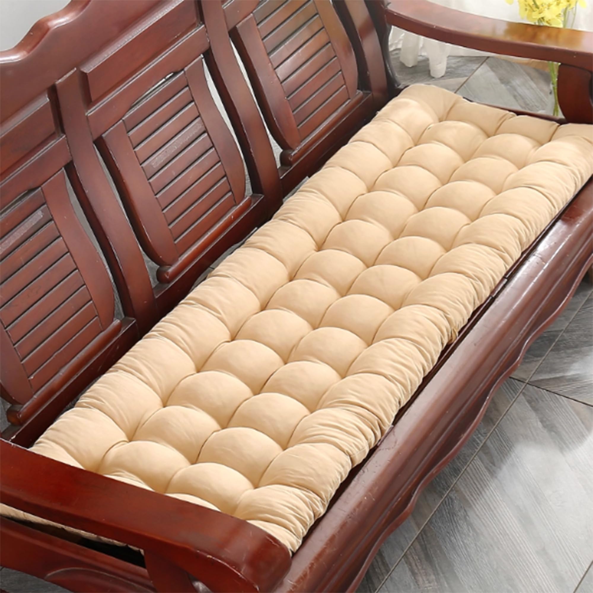 Coussin de banc de jardin beige pour créer un siège de fenêtre cosy