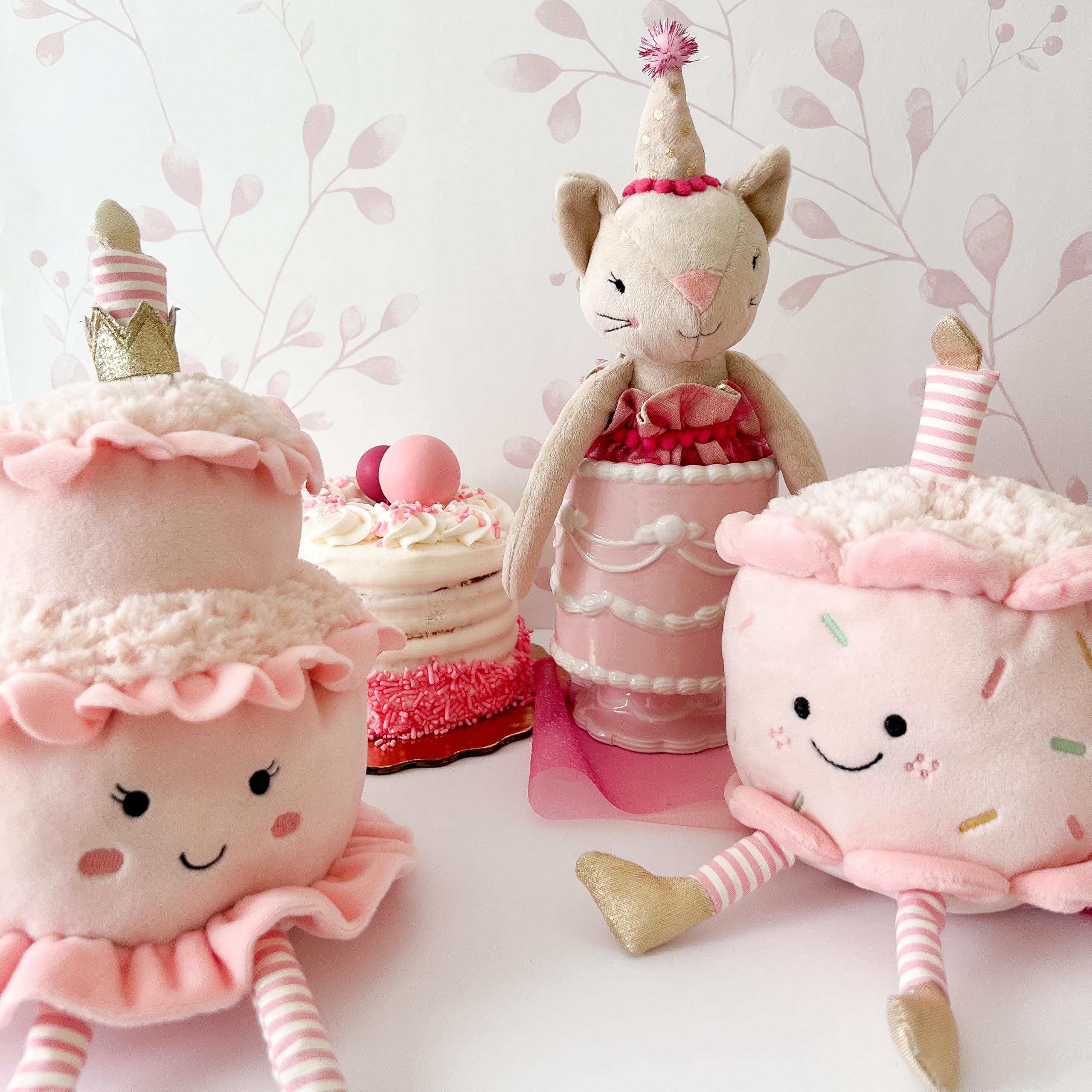 MON AMI Peluche de pastel de pañales – Animal de peluche dulce postre de 22,9 cm – Adorable pastel de cumpleaños de dos niveles con vela y piernas a rayas | Linda peluche decorativo y regalo para