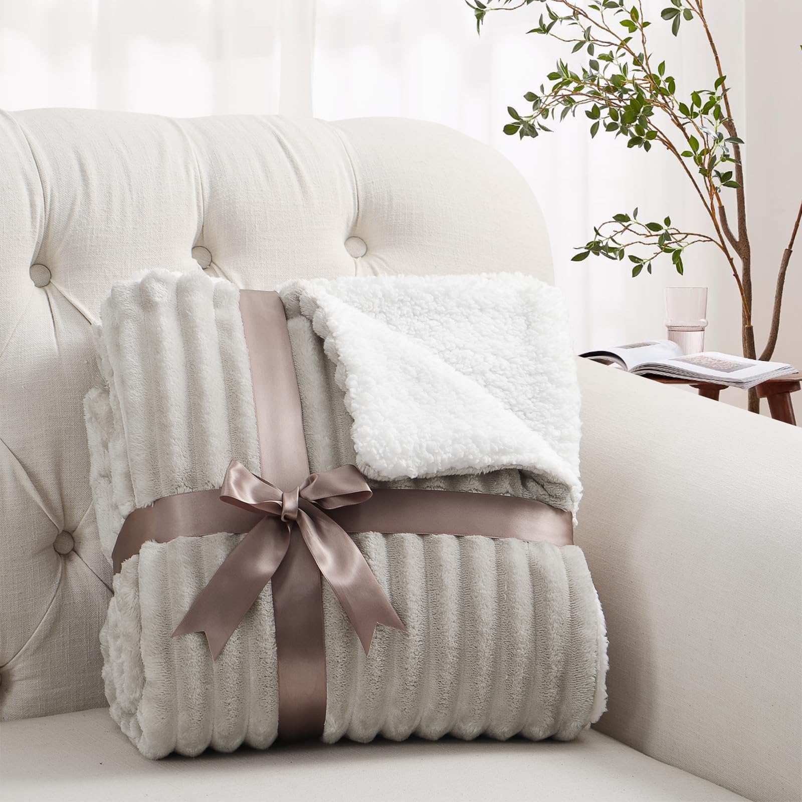 Aisbo Manta Cama Invierno para Cama 90/135, Sherpa Franela Reversible Polar con Cordón para Sofá, Borreguito Gruesa, Suave, Caliente, Sillón, Transpirable para Invierno (Beige, 150 x 200 cm)