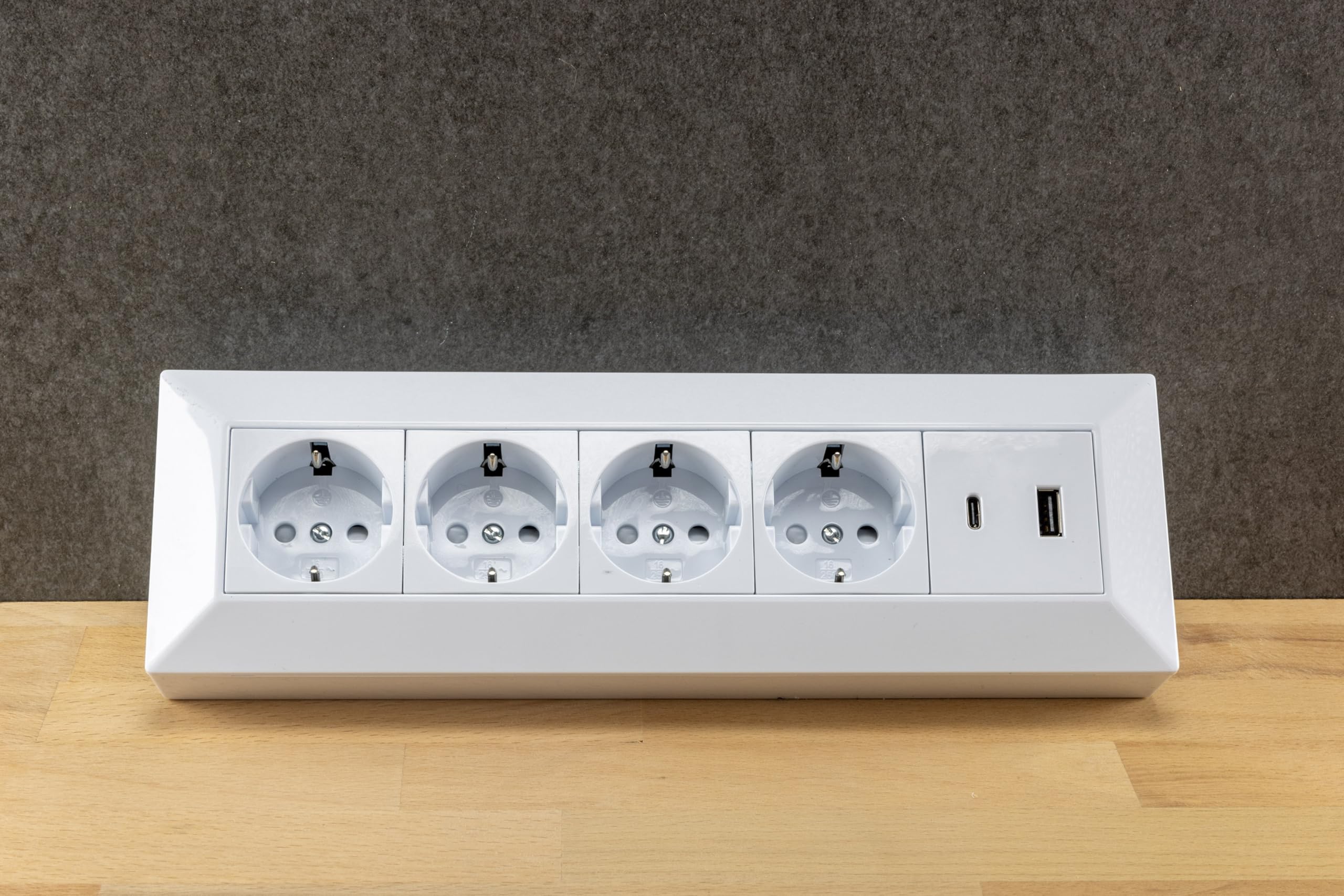 ChiliTec Bloc multiprise d'angle 4 prises avec USB-A USB-C PD pour bureau, cuisine, atelier, blanc