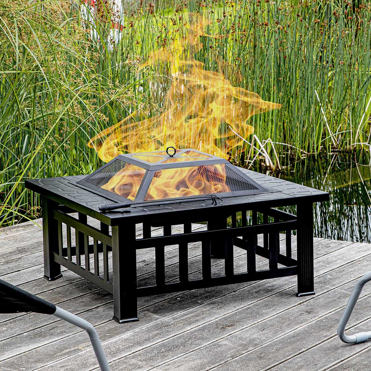 Feuerstelle für Terrasse und Garten in dekorativer Steinoptik, Terrassenofen und Grill mit Grillrost, Kohlerost, Abdeckhaube, Schürhaken und Regenplane