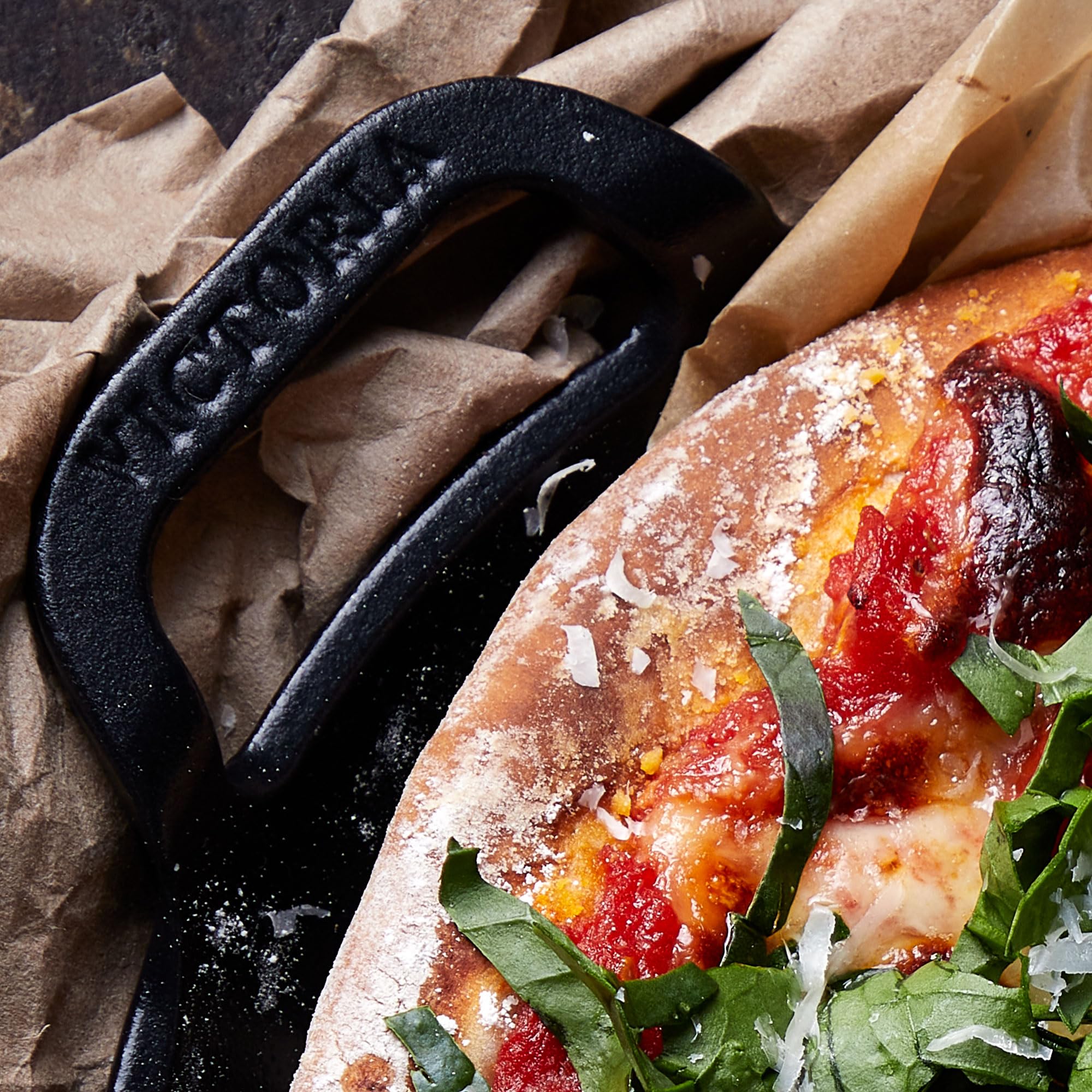 Victoria Teglia per Pizza Ghisa Smaltata, Induzione Piastra per Grigliare 25cm con Manici per Fuoco, Barbecue, Forno, Vetroceramica, Gas, Comal Priva di Sostanze Tossiche e senza PTFE