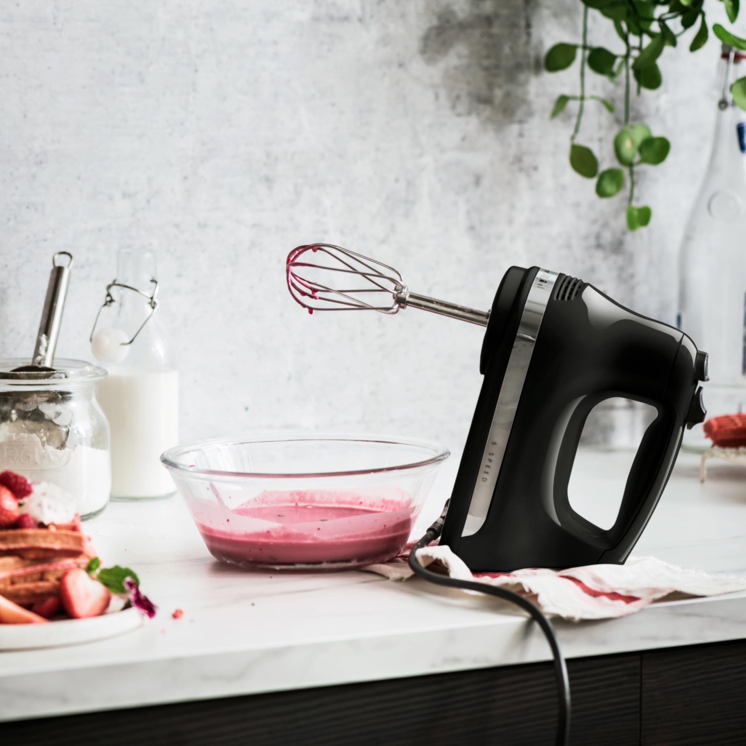KitchenAid Batidora de Varillas Clásica 5 Velocidades, Motor DC Silencioso 85W, Varillas Turbo y Batidor 16 Hilos en Acero Inox, Bate, Mezcla y Remueve, Expulsión con un Toque, Onyx Black