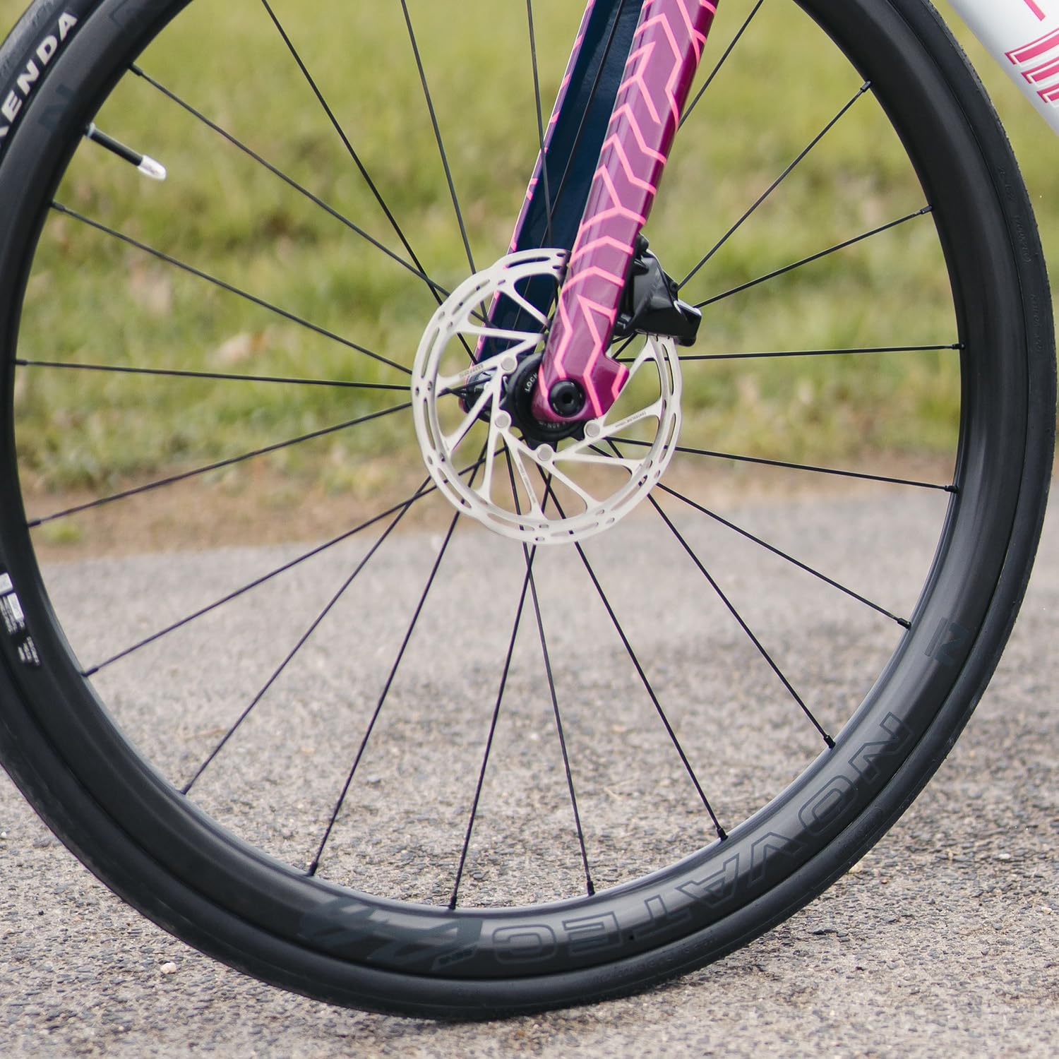 Novatec Jeu de Roues en Carbone pour vélo de Route, 35 mm et 1,275 g, sans tubeless, R3 Disc CL-Pro, Shimano HG