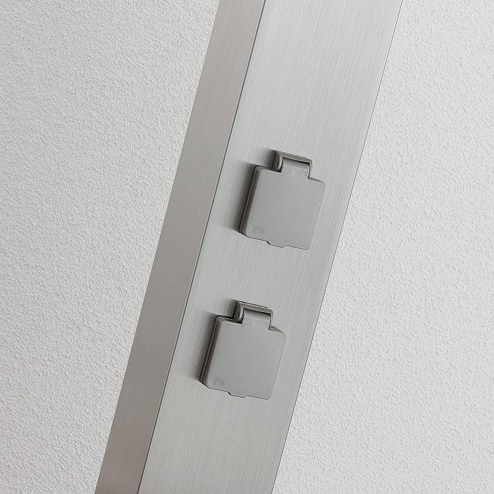 Lindby Lampada da Vialetto Con 2 Prese Corrente, IP44, 1x E27, Paletto Luminoso Segnapassi in Acciaio Inox, Lampioncini da Giardino Esterno con Attacco Elettrico, Presa da Giardino a Colonna