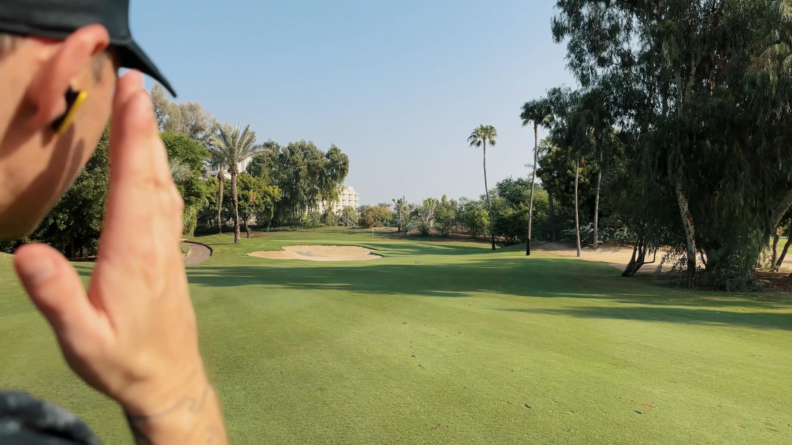 TecTecTec TEAM8 E - Auricolari GPS per Golf - Distanze Fronte/Centro/Retro del Green, Ostacoli, Misurazione Distanza Colpi - con Custodia di Ricarica Wireless