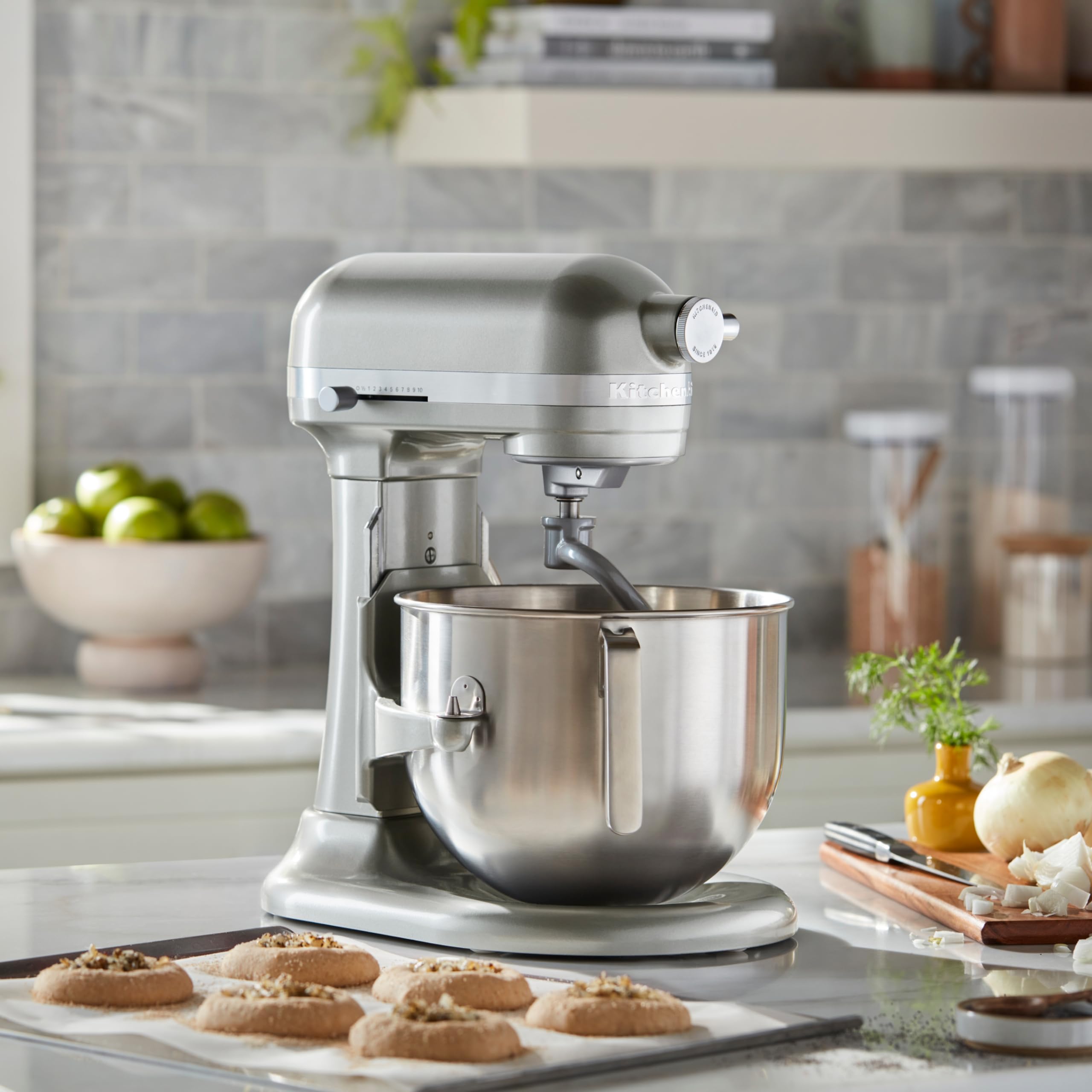 KitchenAid Robot Pâtissier Professionnel 6.6L Relevage Bol, Engrenages Tout Métal, 11 Vitesses, Démarrage Progressif, Protection Surchauffe, Argent Contour