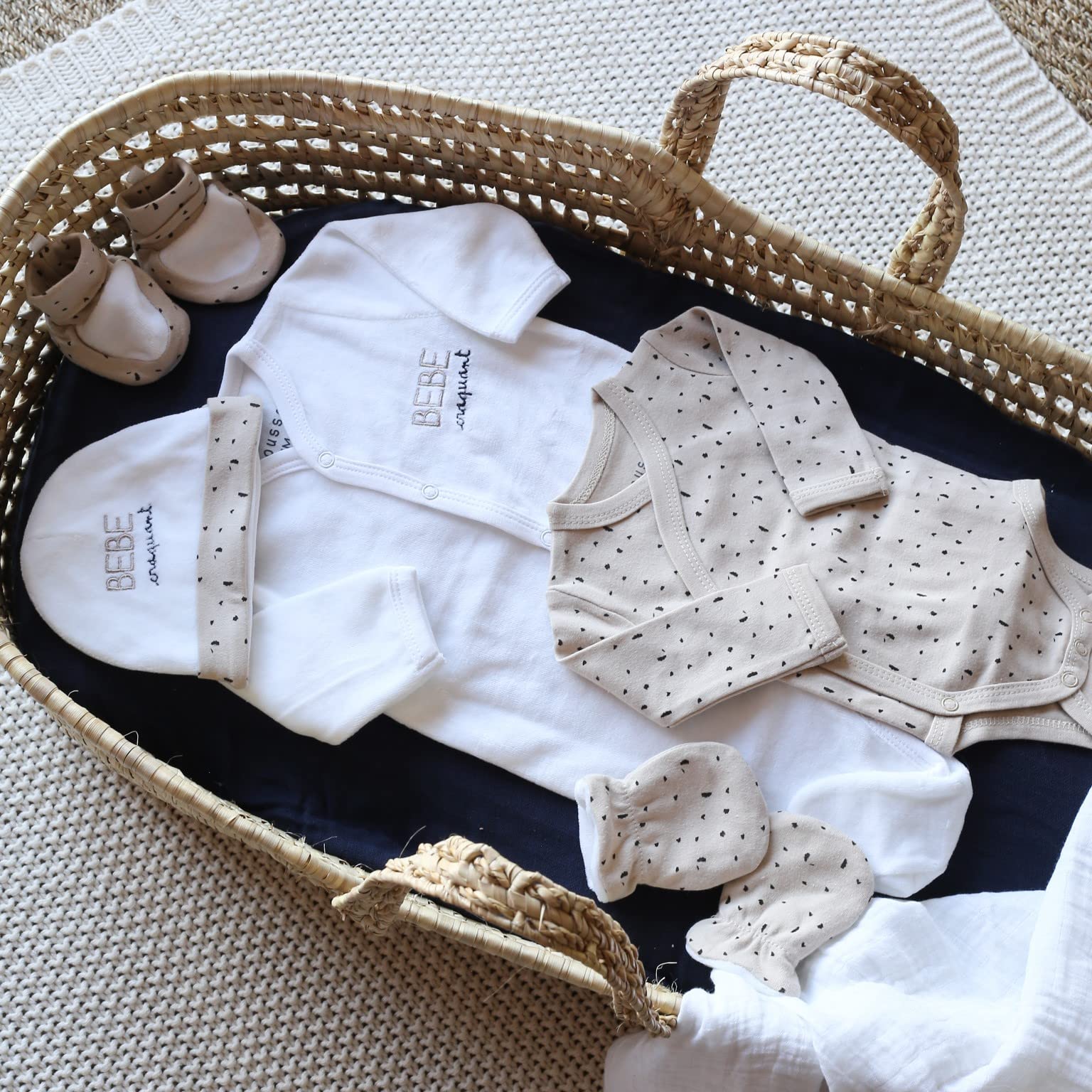 KINOUSSES - Kit de nacimiento para bebé (6 piezas) (Pyjama, Body, Bonnet, calientes, mosfles y bolsa de almacenamiento) - Niño, Unisex - Terciopelo - 1 mes