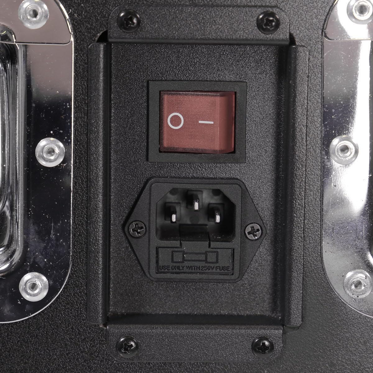 BoomToneDJ EZ-Box Flight Case Universale Nero 6 Scomparti con Rotelle. Valigia di trasporto professionale. 6 prese IEC integrate. Rinforzi angolari. Dimensioni con ruote: 51 x 47 x 38,5 cm.