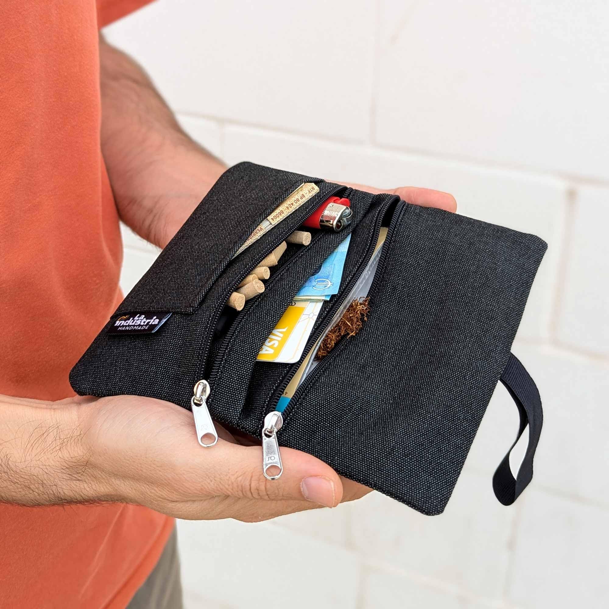 Tabaktasche für 30-50g 'Vulcano' - Wasserabweisender Tabakbeutel für Drehtabak mit Fächern für Filter, Blättchen und Feuerzeug (Schwarz)