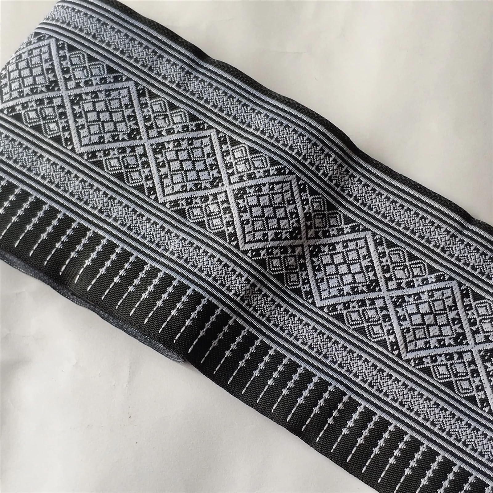 Wstążka tkana żakardowa, Kołnierzyk sukienki z żakardowej taśmy haftowanej krzyżykiem w stylu Hmong, czarny, 10 cm x 2 jardy, poliester