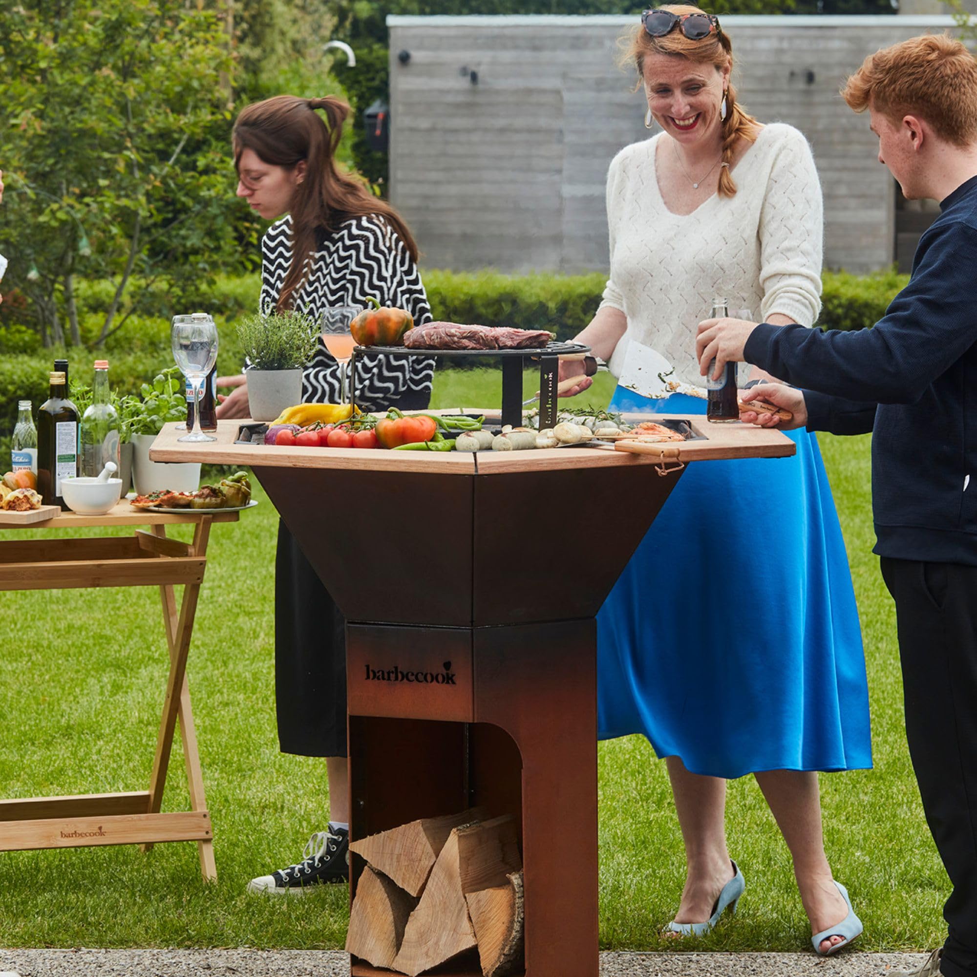 Barbecook Nestor oryginalny grill na drewno z planchą, stolikami bocznymi i podwyższoną kratką ze stali corten, 128 x 120 x 120 cm