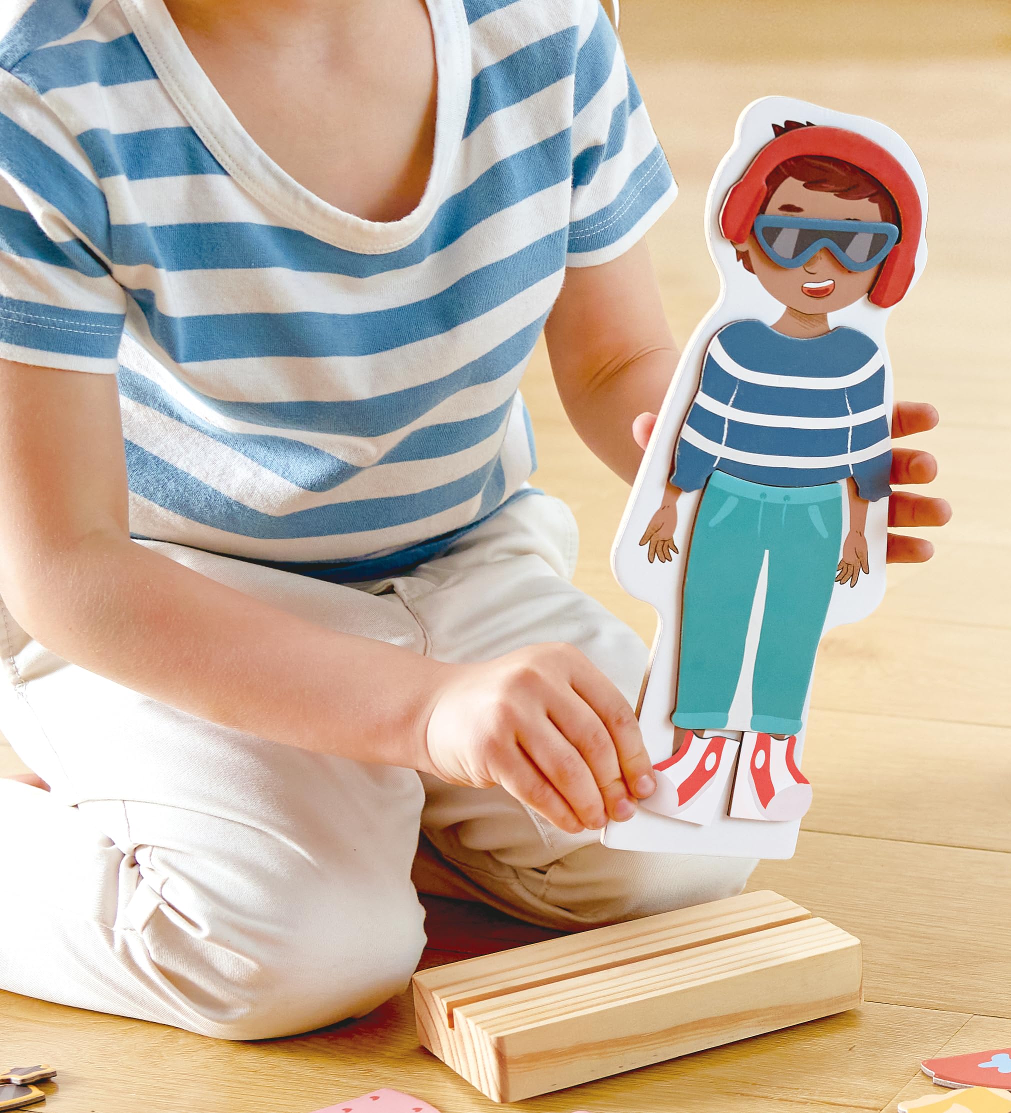 Hape Puzzle en Bois Je M'habille avec Mes Vêtements Aimantés - 66 Pièces, Jeu Enfant 3 Ans Apprentissage des Couleurs, Textures, Motifs - Cadeau Anniversaire, Maternelle - Figurines Garçon et Fille