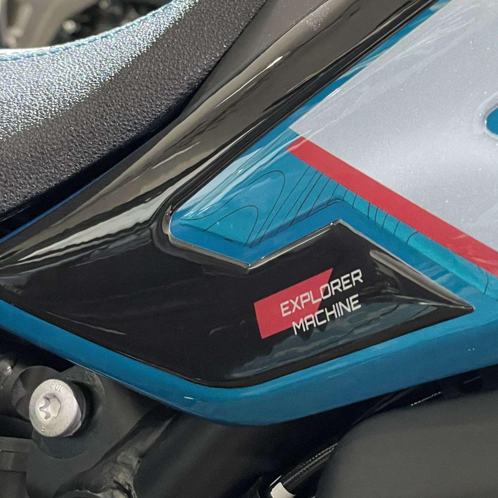 Resin Bike Adhesivos de Moto Compatibles con CF Moto 800 MT-X 2025-2026 Zephyr Blue. Protección Latérales del Tanque de Choques y Arañazos de Moto. Par de Pegatinas 3D Resinadas Made in Italy