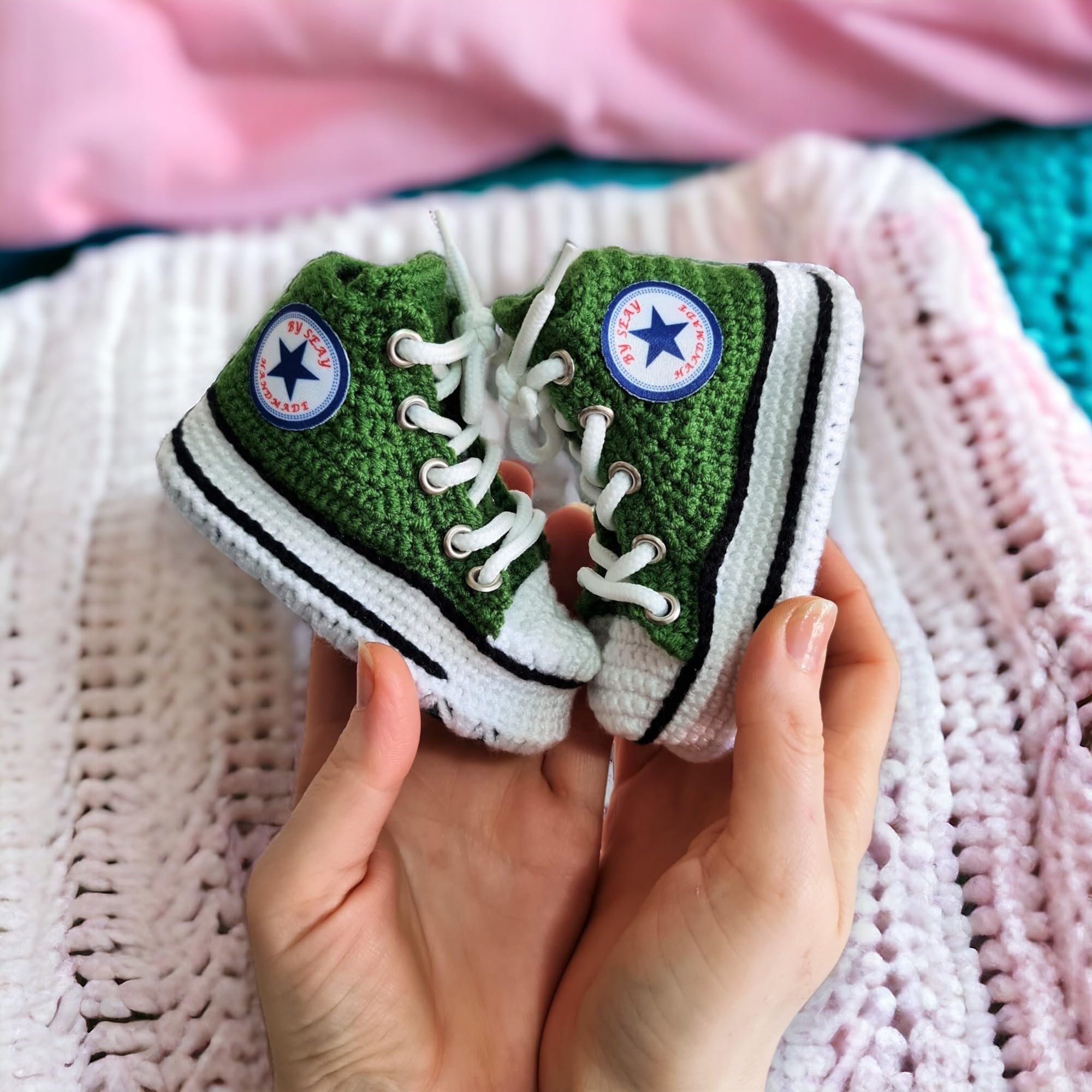 Personalisierte Rote Baby Sneaker aus Bio-Wollmischung - Handgefertigte Lauflernschuhe für die Ersten Schritte - Umweltfreundliches Geschenk zur Geburt & Babyparty - Unisex 0-24 Monate