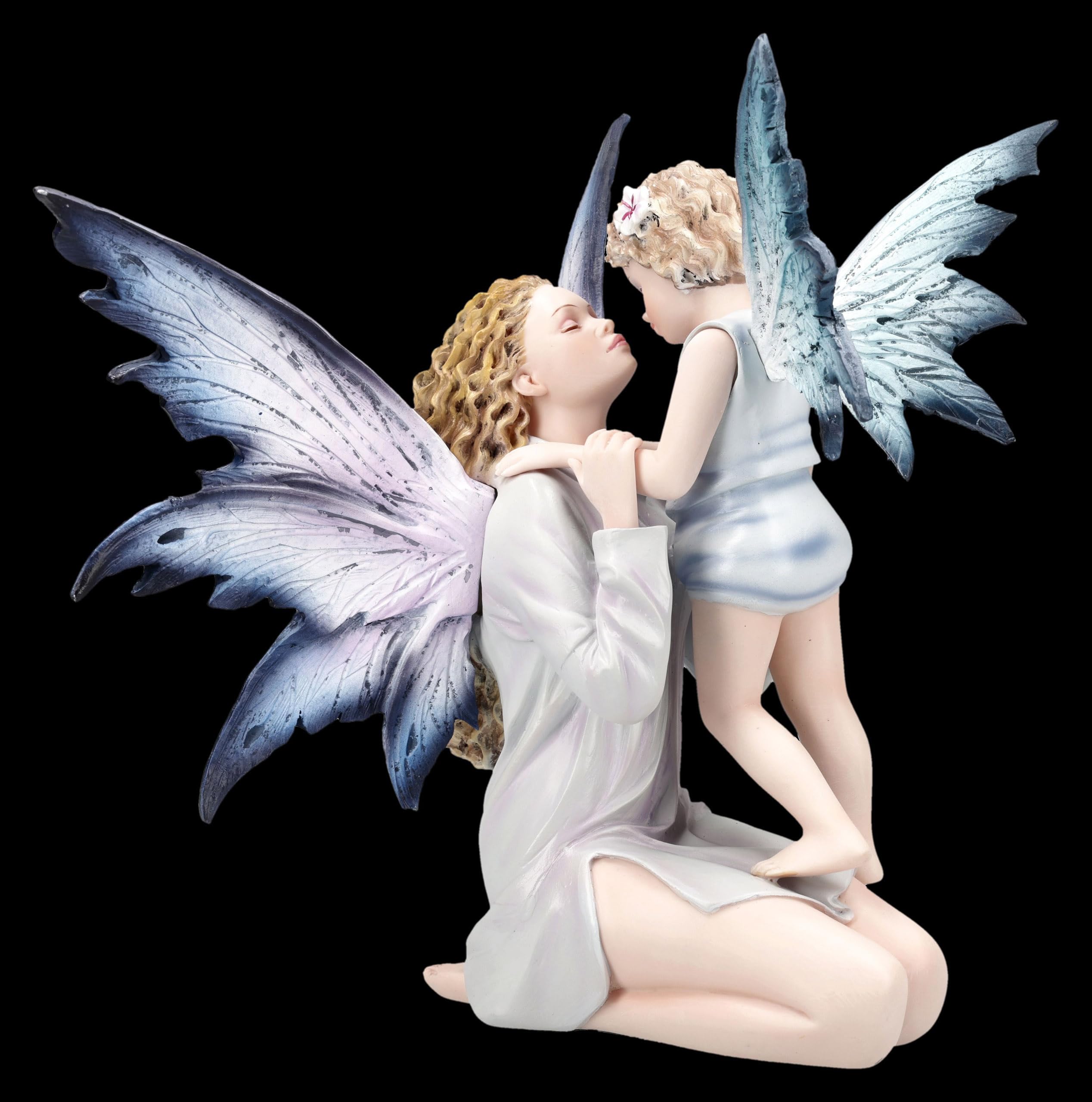 Figuren Shop GmbH Elfenfigur mit Kind – Mutterliebe der Feen – handbemalte Fantasy-Deko (24 cm) – Tales of Aurelion Collection – Geschenkidee für Mütter, Sammler & Liebhaber zarter Symbolik