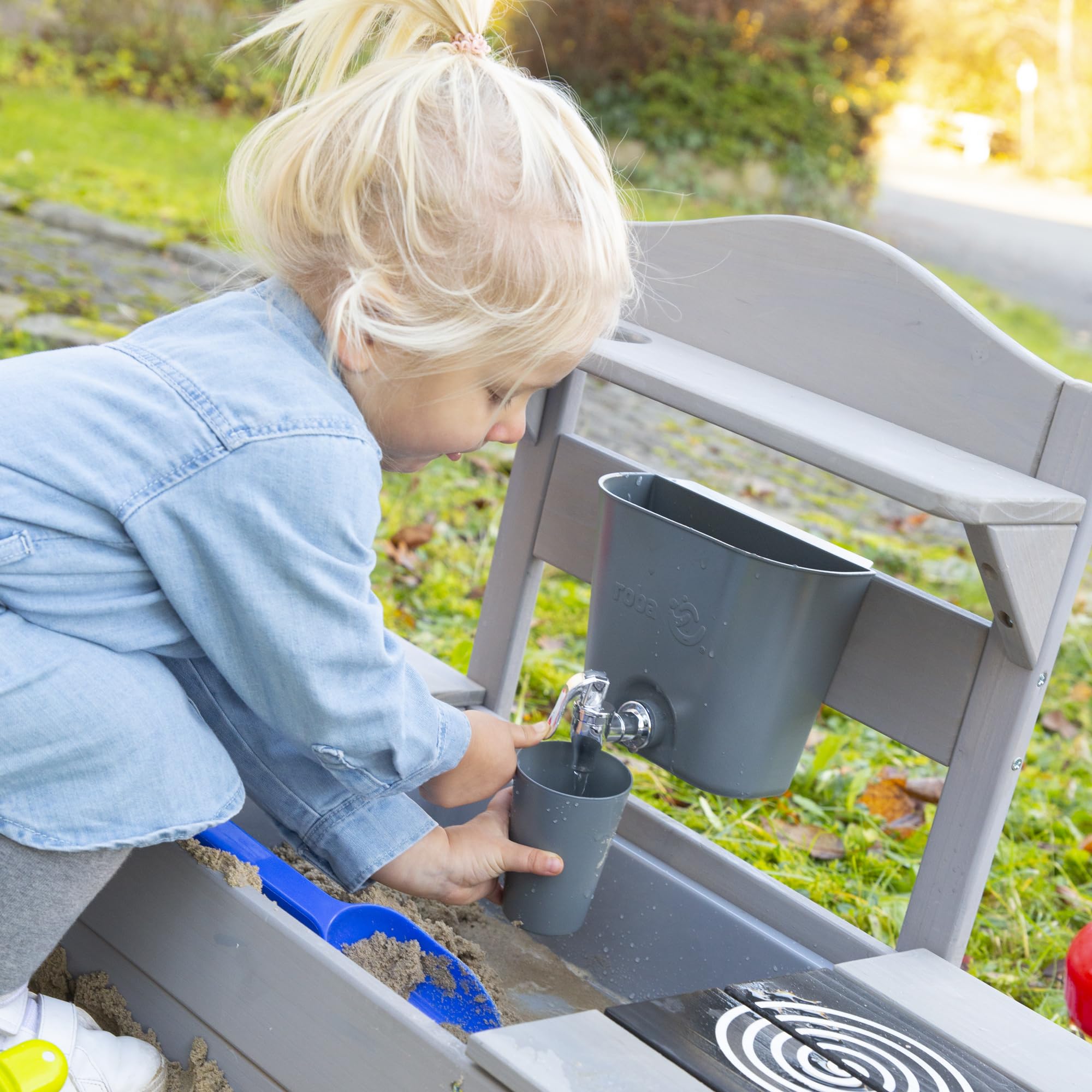 roba Cocina para Niños con Diseño de Casa - Cocinita de Juego Funcional para Exteriores con Accesorios - Madera Maciza Certificada FSC - Gris Esmaltado