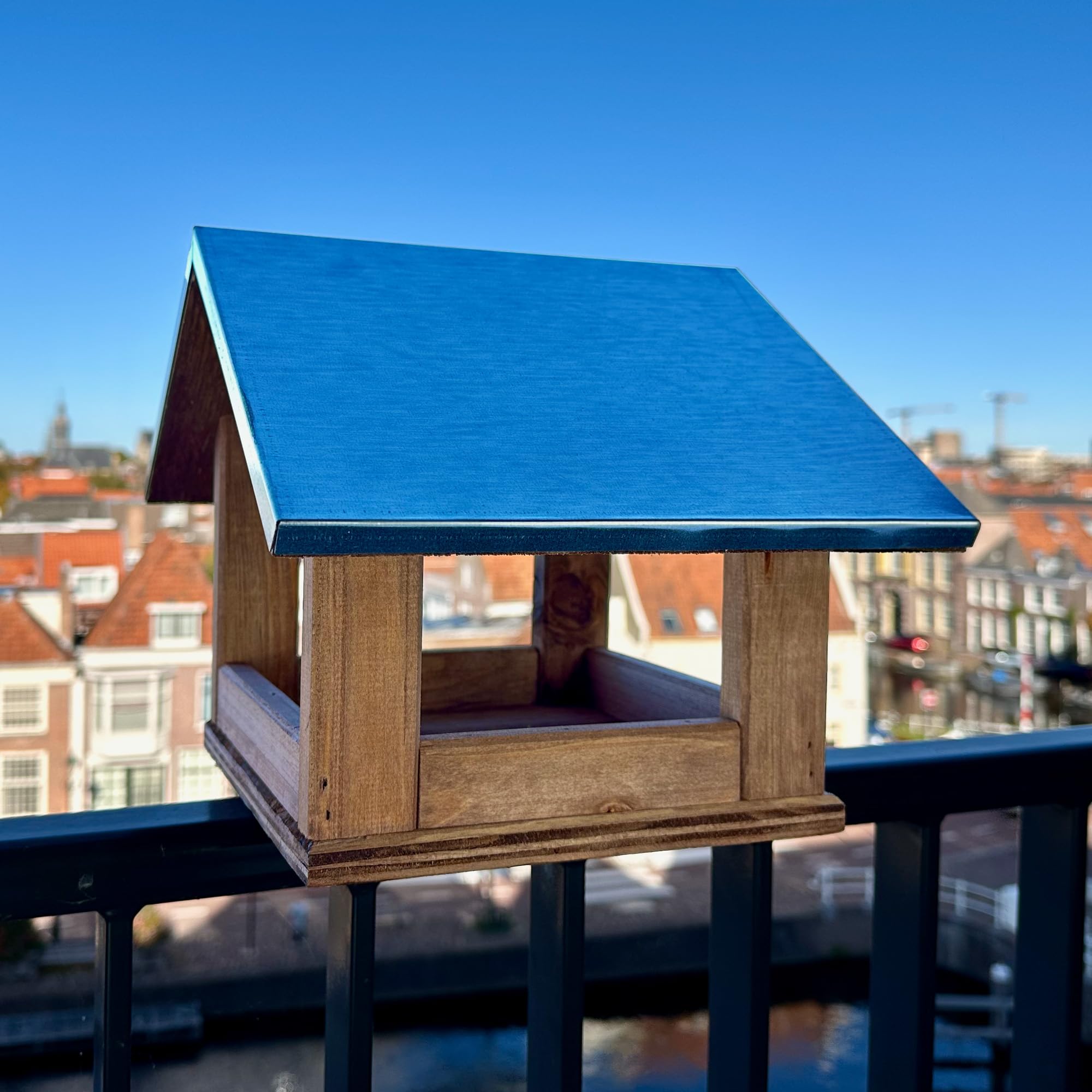 GARTENETAGE Vogelhaus mit Metalldach und Balkonhalterung – wetterfestes Futterhaus aus Kiefernholz für Wildvögel, Meisen, Rotkehlchen & Spatzen – robuste Vogelstation für Balkon & Terrasse