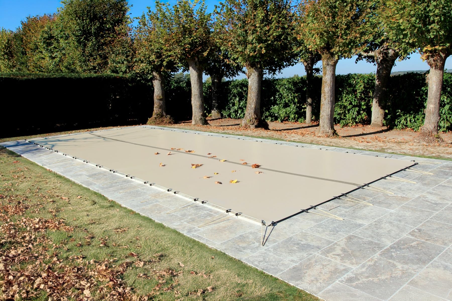 Bâche d'Hivernage Beige 8,60 x 4,60 m pour Piscine Maximum 8 x 4 m avec Grille Centrale d'Evacuation - Fabrication Française - Direct Usine - 550 g/m² - Livrée avec Sandows Cabiclic + Pitons Crosse