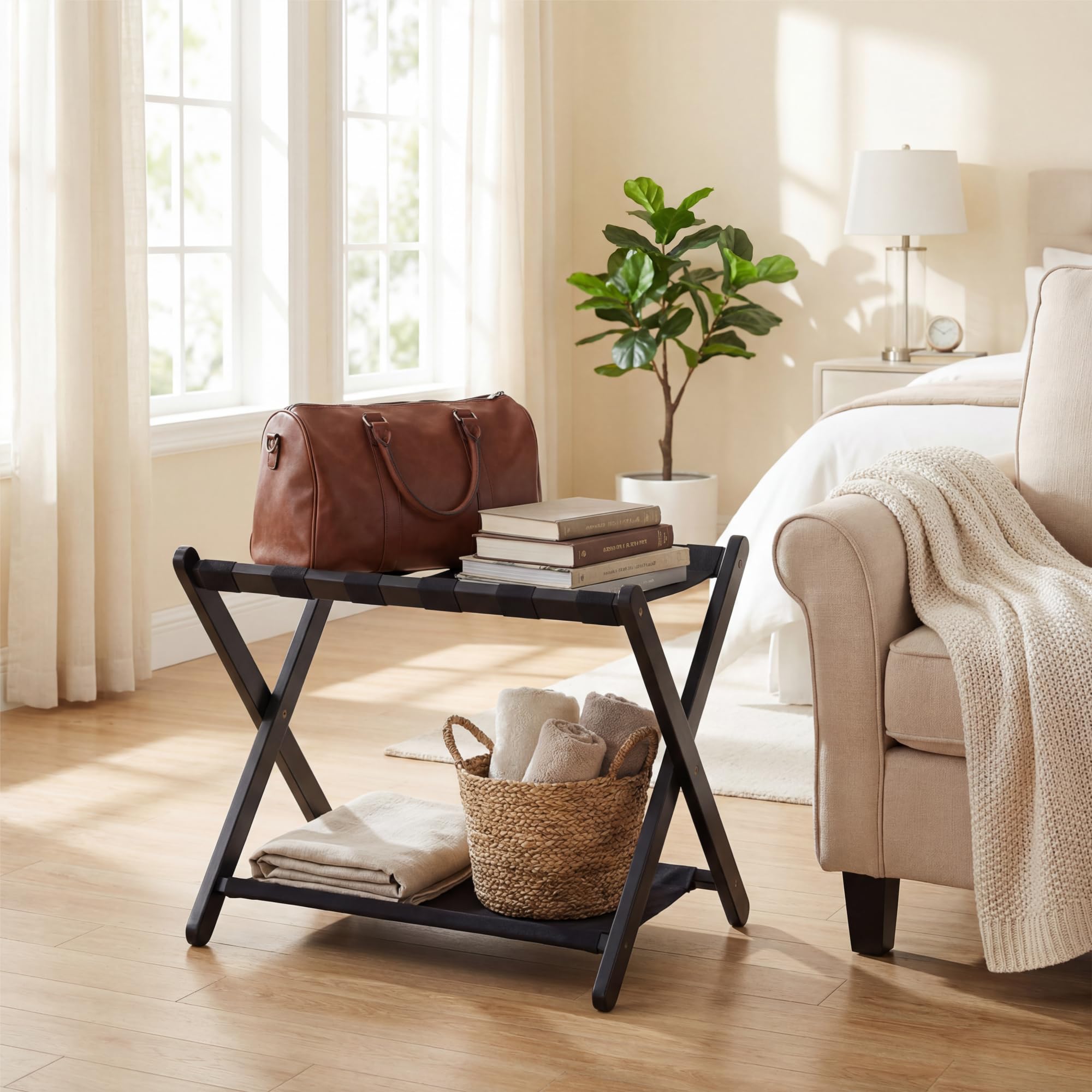 GYMAX Portavaligia Pieghevole, Portabagagli a 2 Ripiani da Camera con Struttura in Legno e 5 Cinghie di Nylon, Resistente all'Usura, Portapacchi per Hotel, Portata 60 kg, 67 x 46 x 52 cm (Nero)