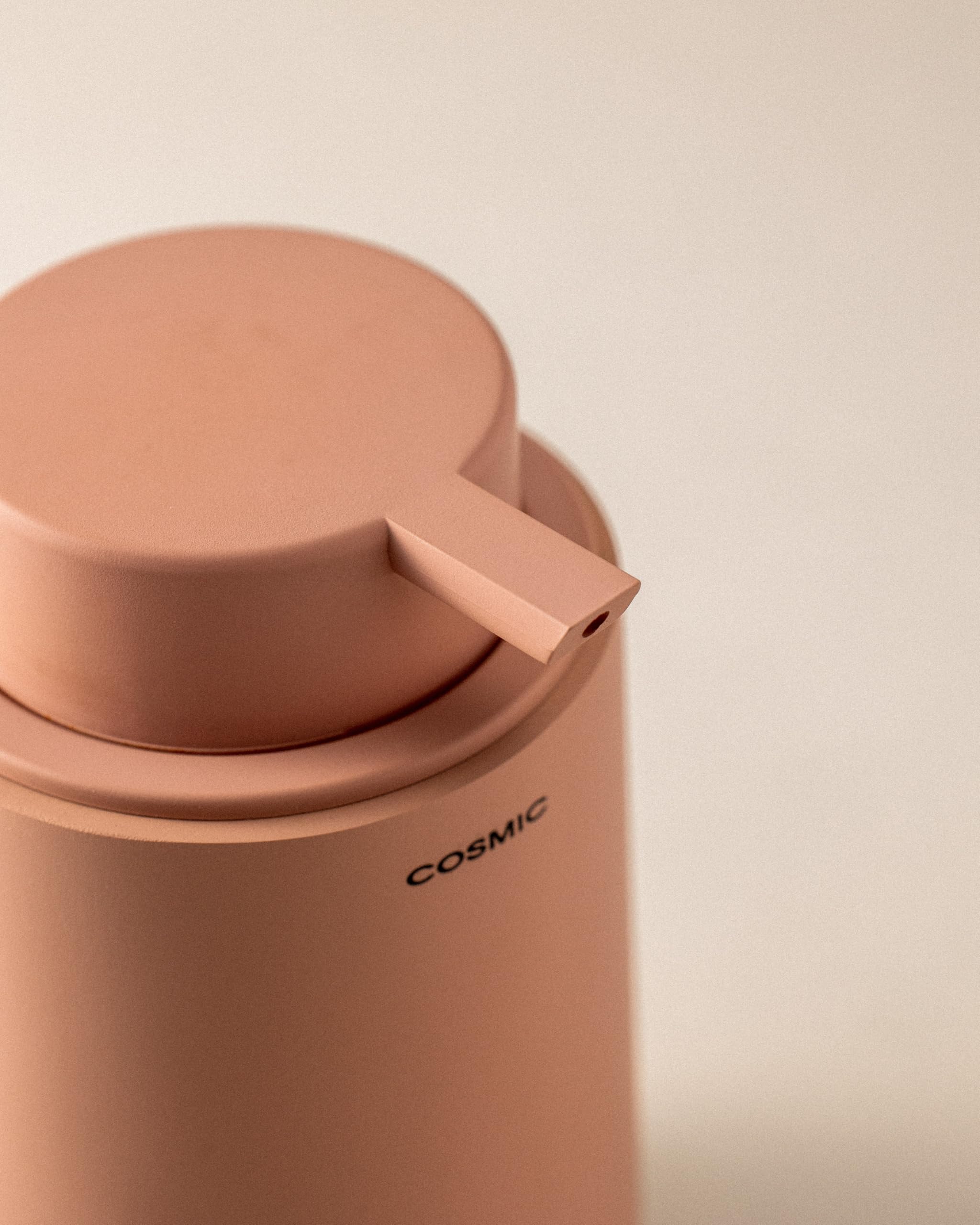 COSMIC Saona Dispensador de Jabón para Baño de Diseño Elegante Fabricado en Resina. Dosificador de Encimera para Aseo y Cocina de Tacto Suave. Accesorio Recargable de 350 ml en Color Lavanda