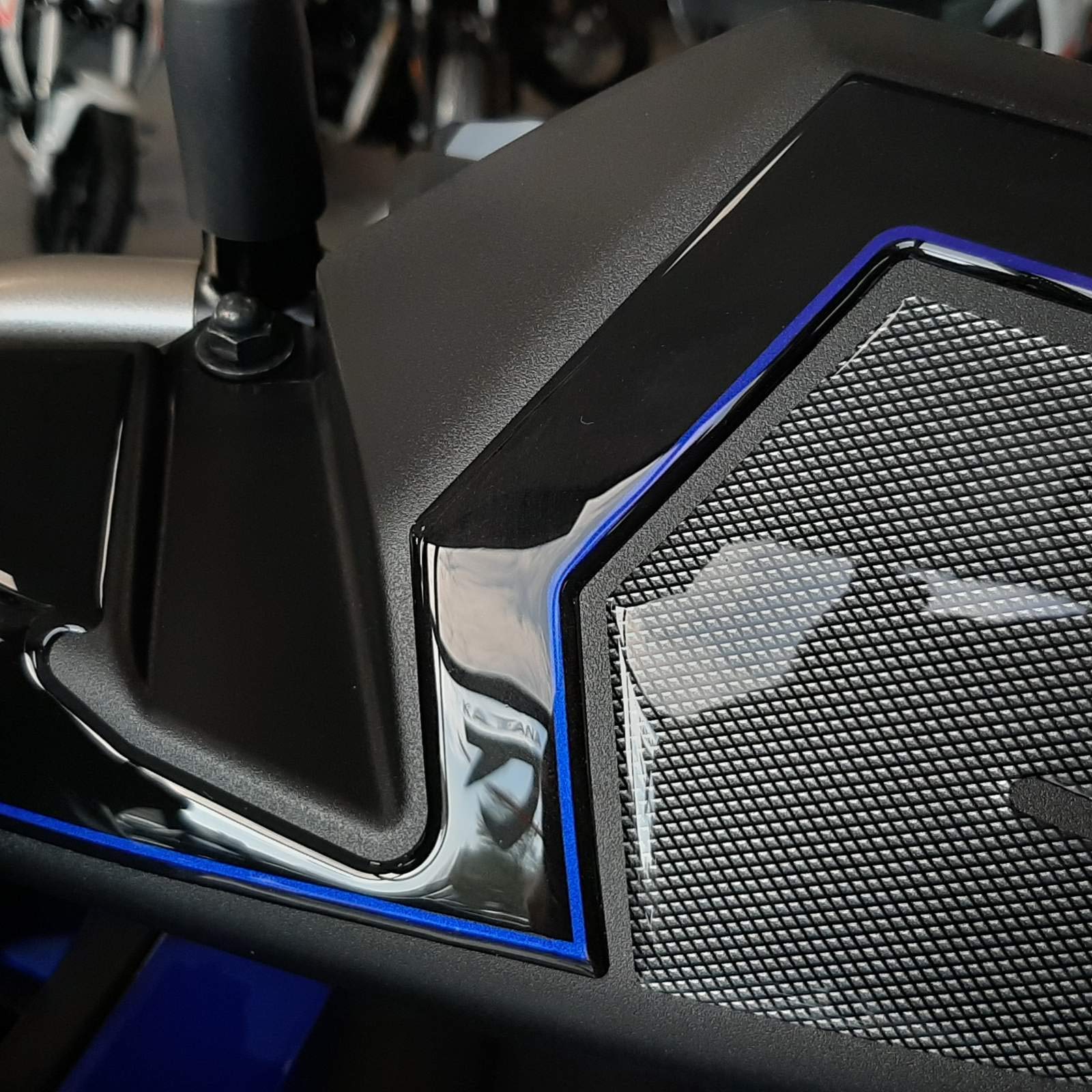 Adesivi Resin Bike Per Suzuki V-Strom 650 XT ABS 2020-2021 | Proteggi Borse Laterali 26 E 29 Lt Da Urti E Graffi | Coppia 3D Resinati Nero E Blu