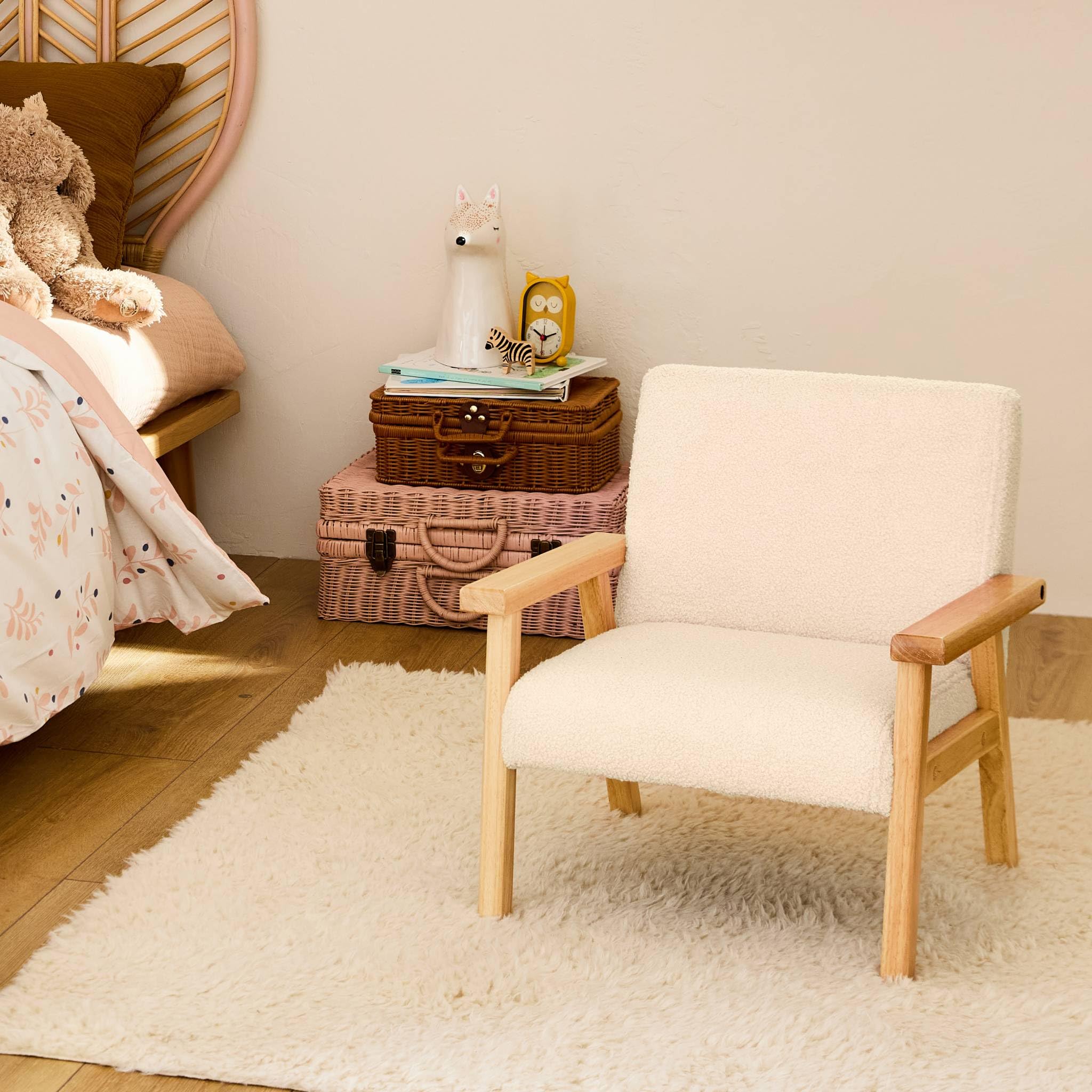 sweeek Kindersessel aus Holz und weißem Teddy Bouclé-Stoff, ISAK L 47 x T 43,5 x H 50cm