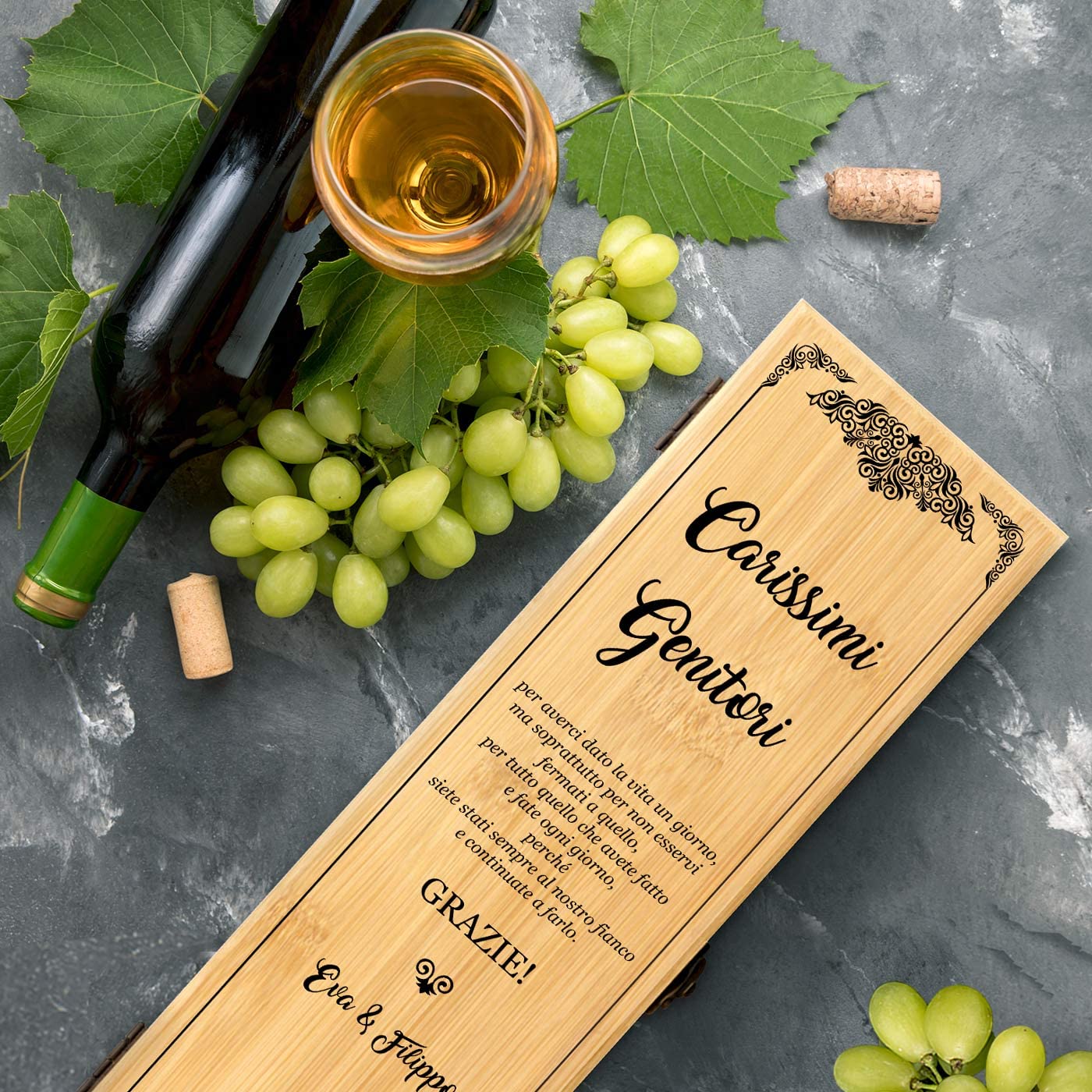 Maverton Cassetta Porta Vino Amore con Accessori - Kit Cavatappi da Vino Personalizzato - Scatola in Legno di bambù + 4 Pezzi di Accessori Vino - Idee Regalo per Anniversario - Ringraziamento