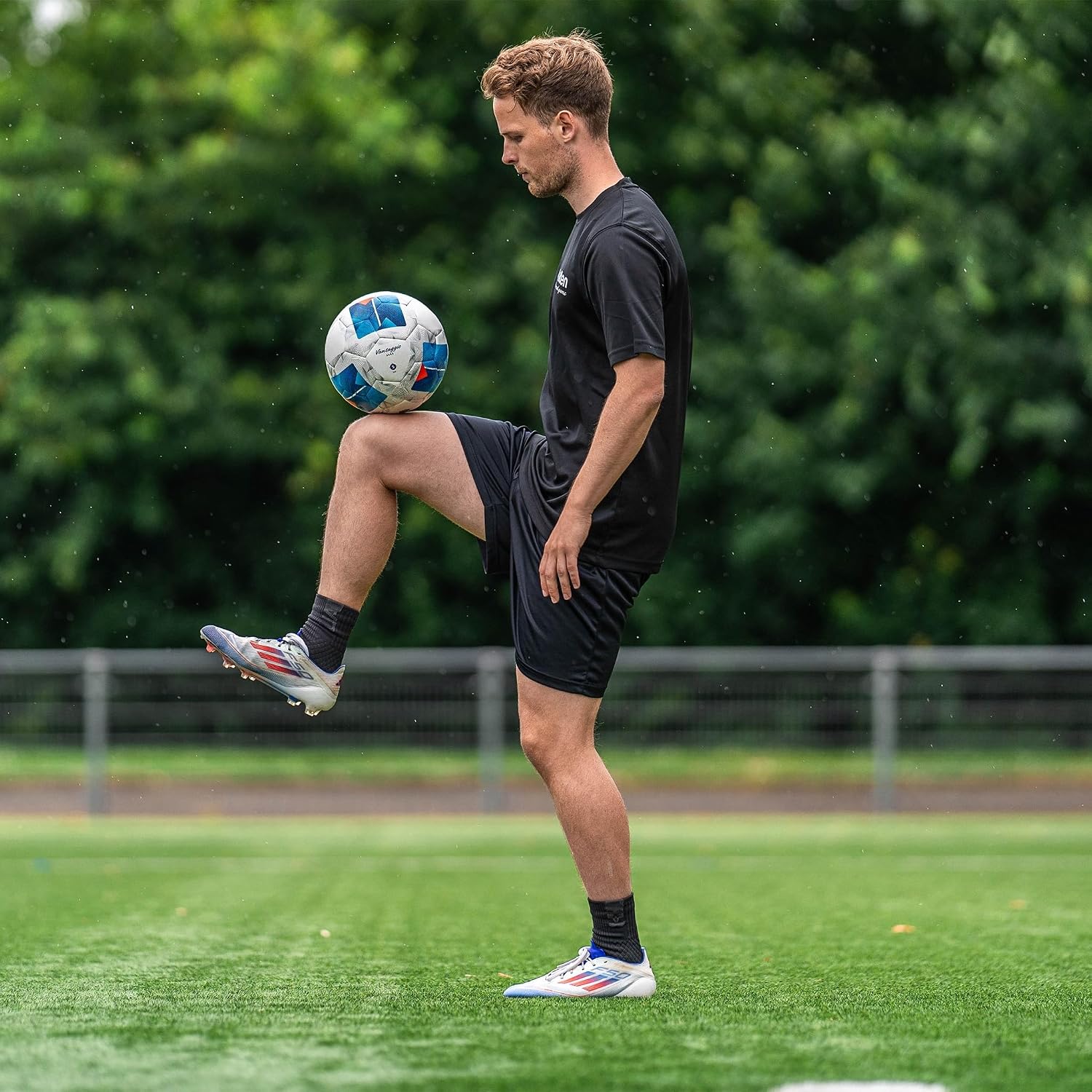 Molten Vantaggio 3555 Hybrid Advanced Bonded Football for Accuracy| FIFA Quality Pro Control Match Ball | Durable Textured PU Leather | Size 5 - for Boys and Girls Aged 14 Plus & Adults