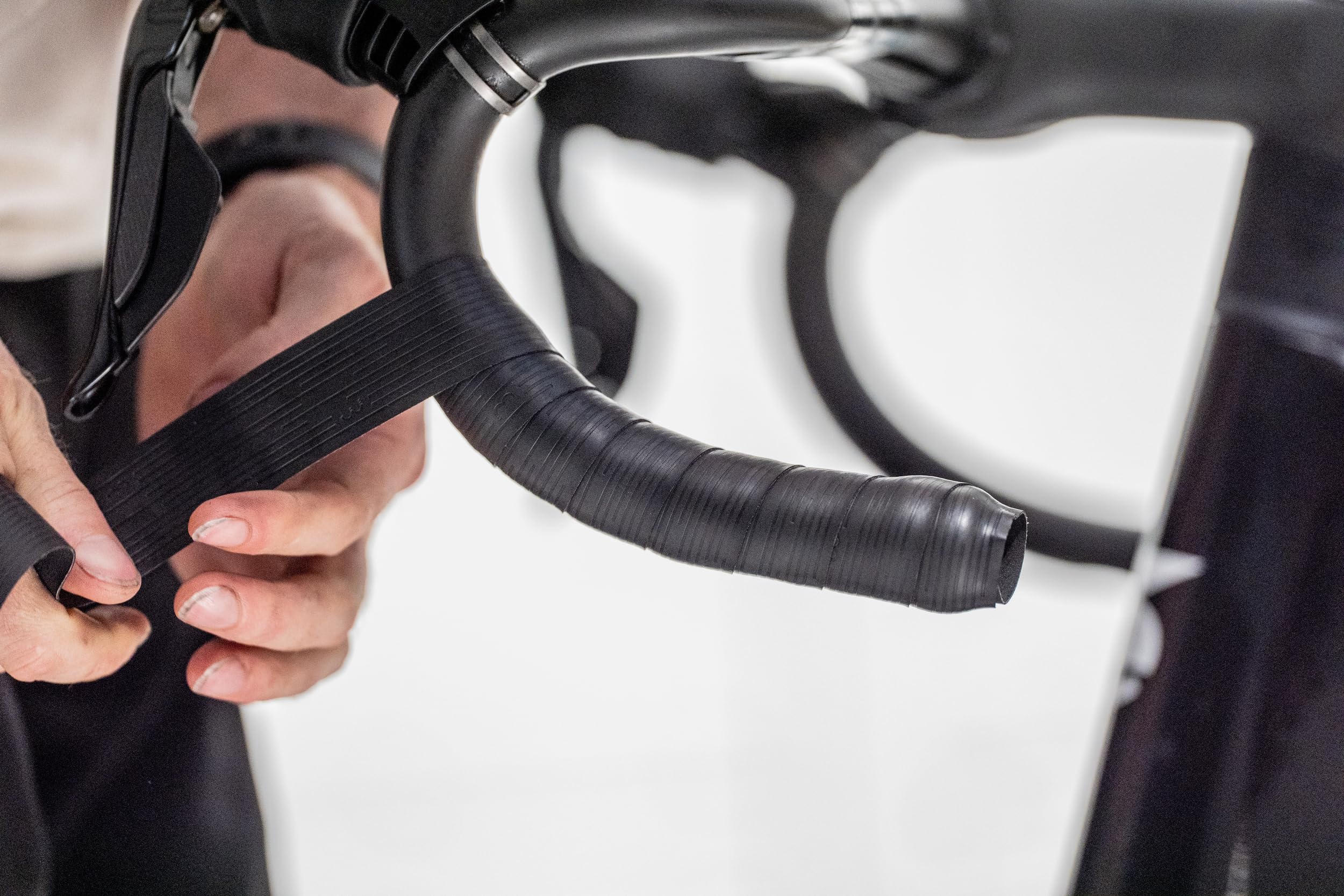 BBB Cycling Nanoribbon Gel Lenkerband – Rutschfestes Rennrad Lenkerband mit Nano-Struktur & Gel-Polsterung – Vibrationsdämpfend, Komfortabel & Langlebig – Inkl. Endstopfen - BHT-19 Schwarz
