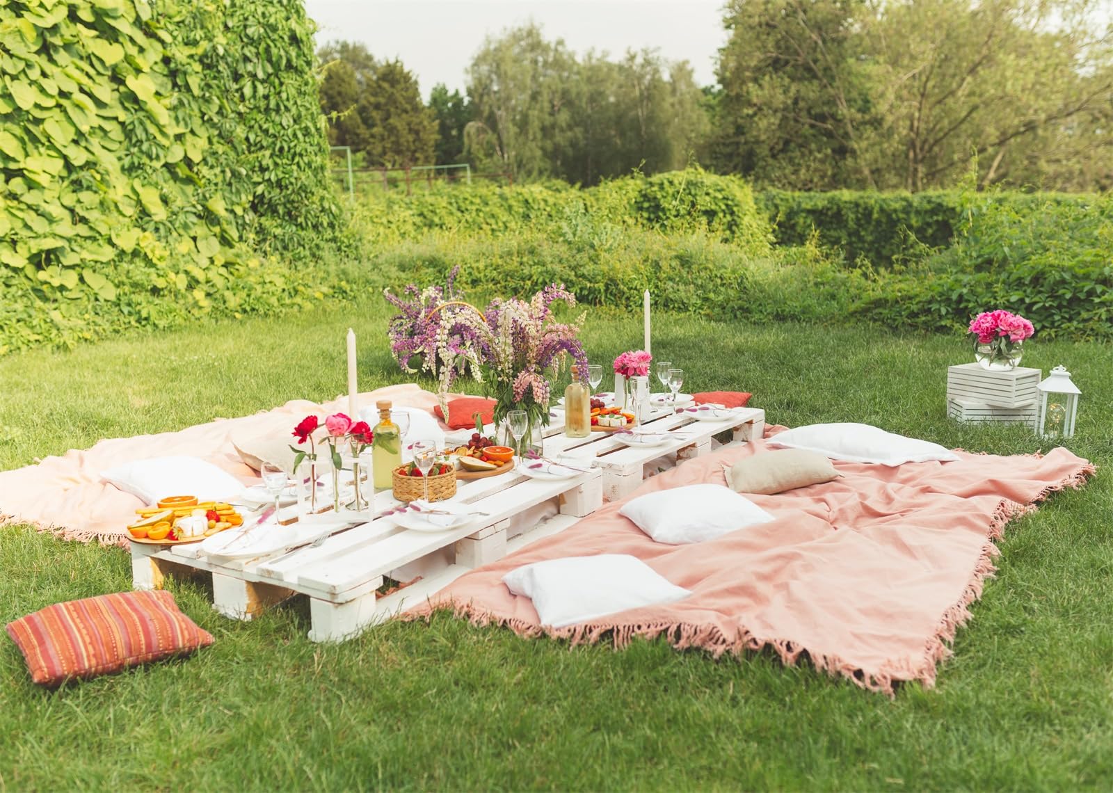 15x10FT (4.6x3m) Elegante Tavolo Da Picnic In Giardino Sfondo Fotografico | Allestimento Per Festa All'Aperto Fondale In Tessuto,Tavolo Basso Bianco,Per Feste In Giardino E Foto Di Famiglia,Photo Booth