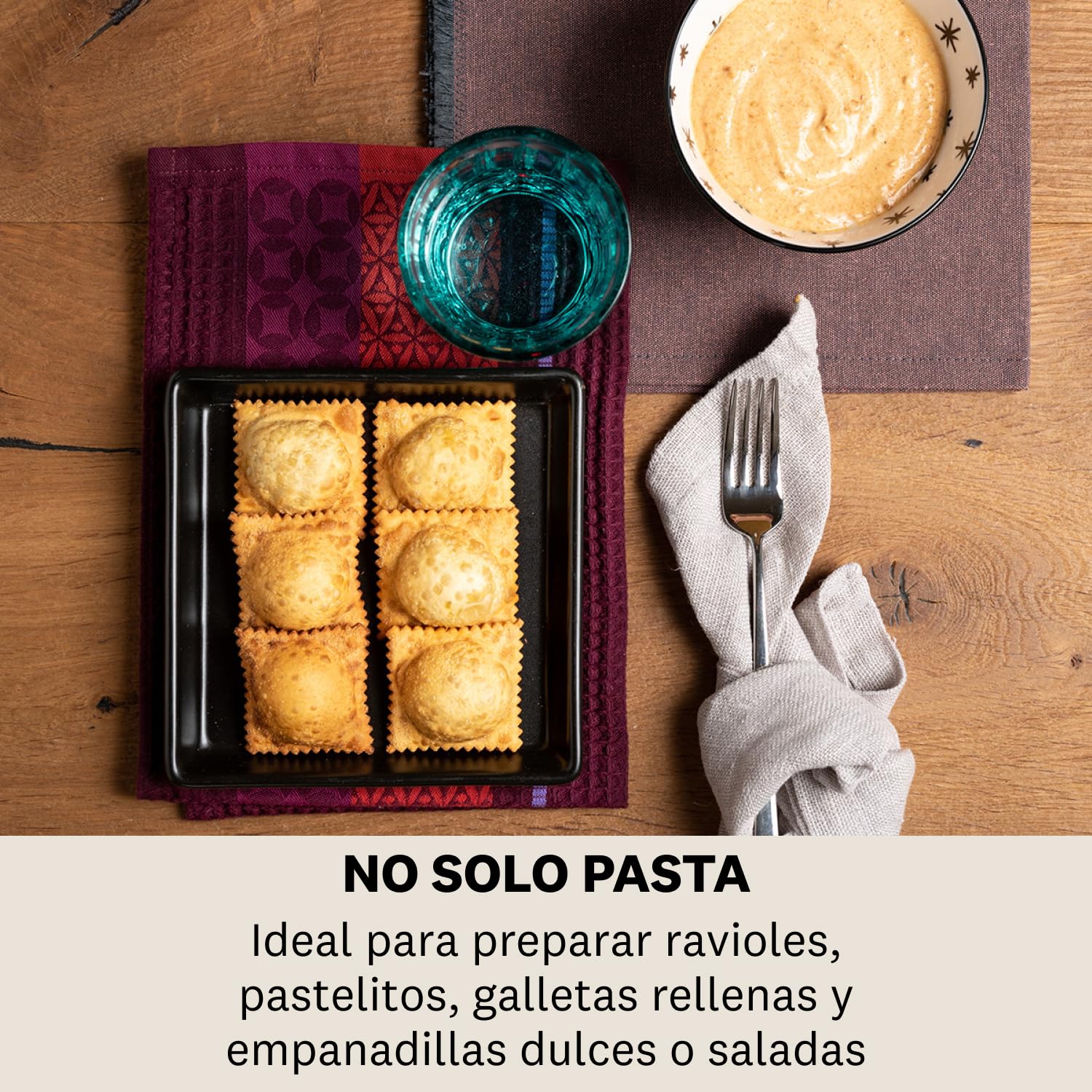 Marcato Molde para Raviolis, Máquina para Raviolis, Formas para Raviolis Caseros, Corte Redondo de 40 mm, Espacio para Relleno Abundante, Procesa 24 Raviolis al mismo tiempo.