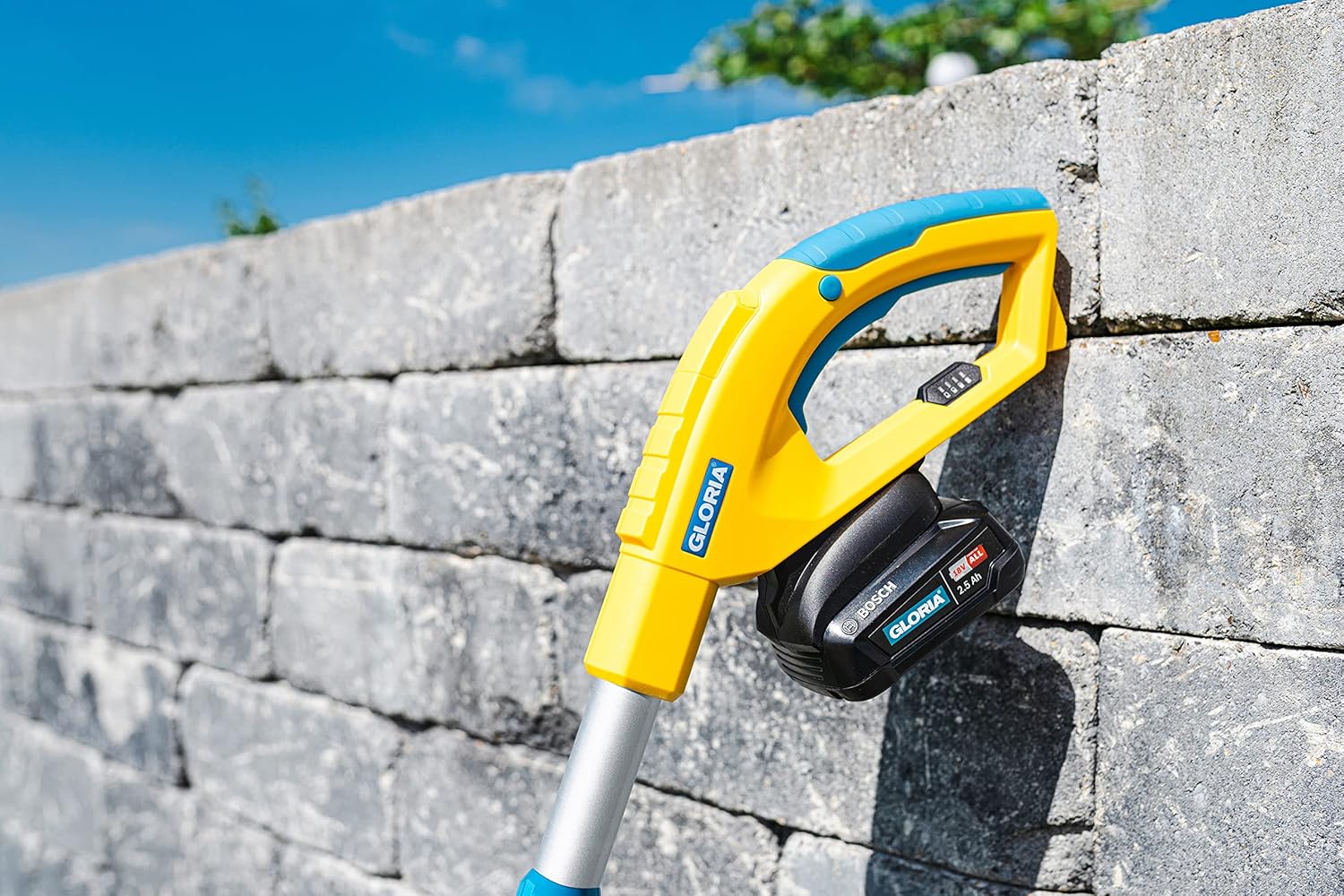 GLORIA Bosch 18V 4.0 Ah Battery installed in a garden tool