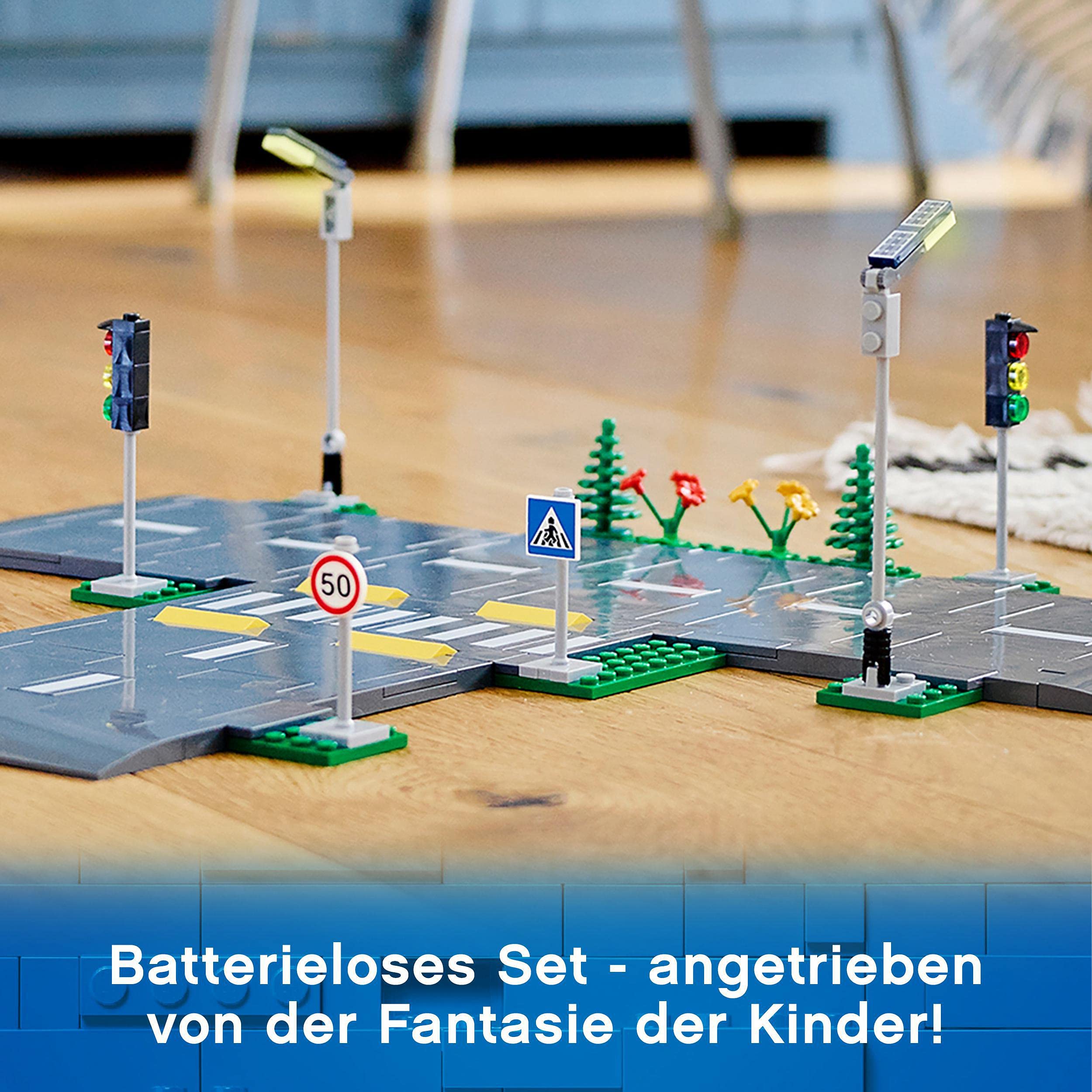LEGO City Passagierflugzeug Spielzeug-Set & City Straßenkreuzung mit Ampeln, Bauset mit im Dunkeln leuchtenden Steinen 60304