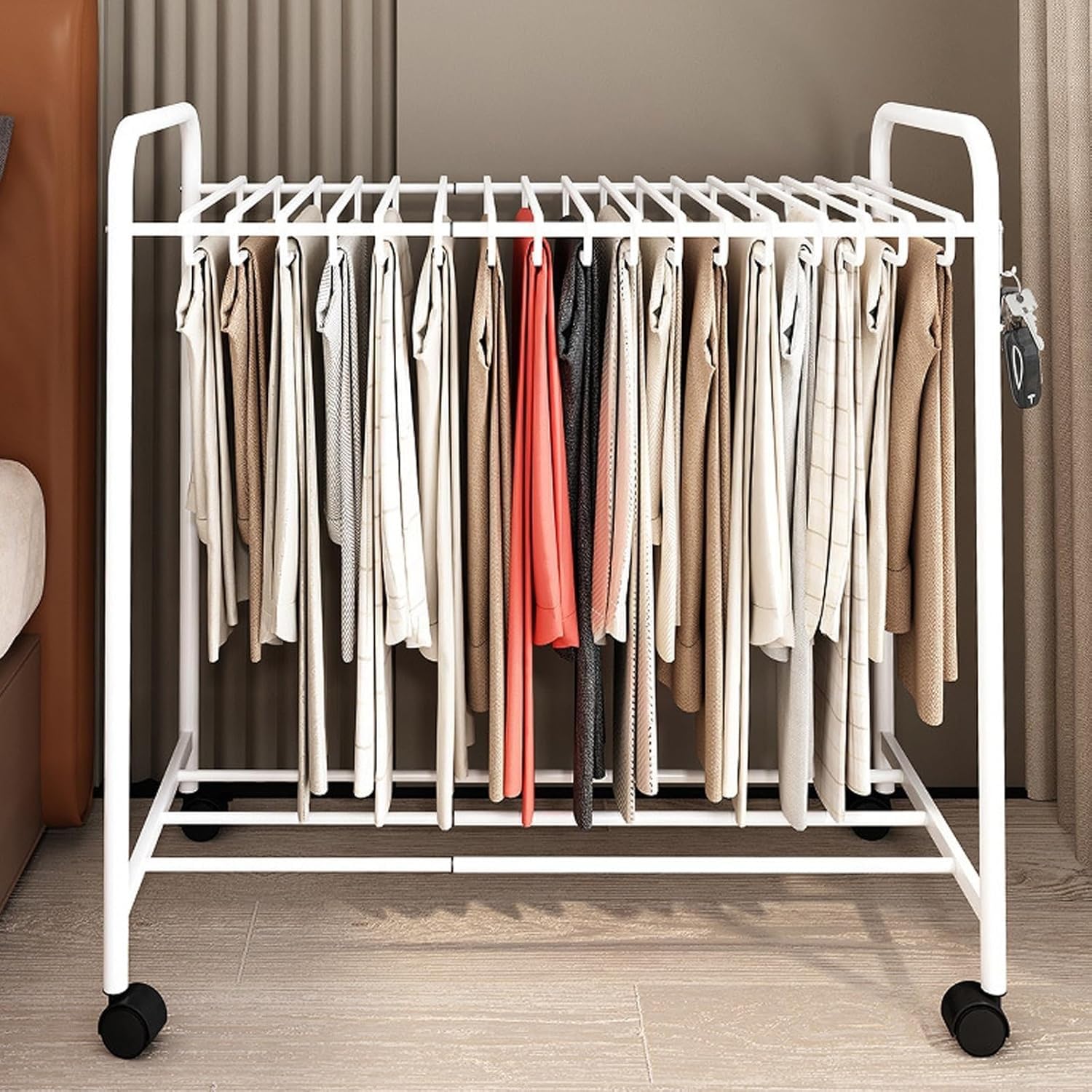 Porte-pantalons sur pied blanc pour organiser les jeans et foulards dans la chambre