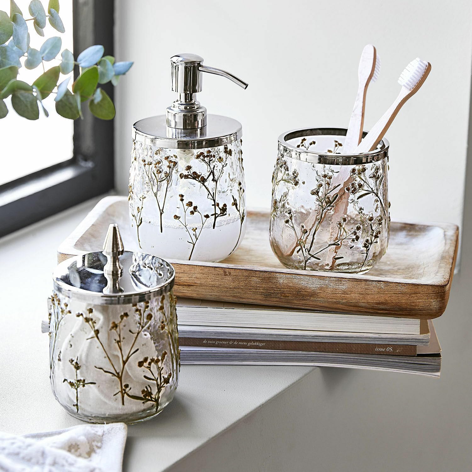 Loberon Bad-Set Elorisse, Dose, Becher & Seifenspender, fein Eingearbeitete Trockenblüten, Romantischer Look, Mundgeblasen, Badaccessoires, Glas, Eisen, klar/gelb