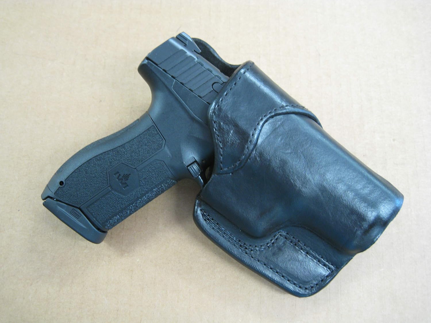 Azula Cross Draw Carry Molded Leather Holster for The Glock 17, 22, 31 Pistol - Black RH