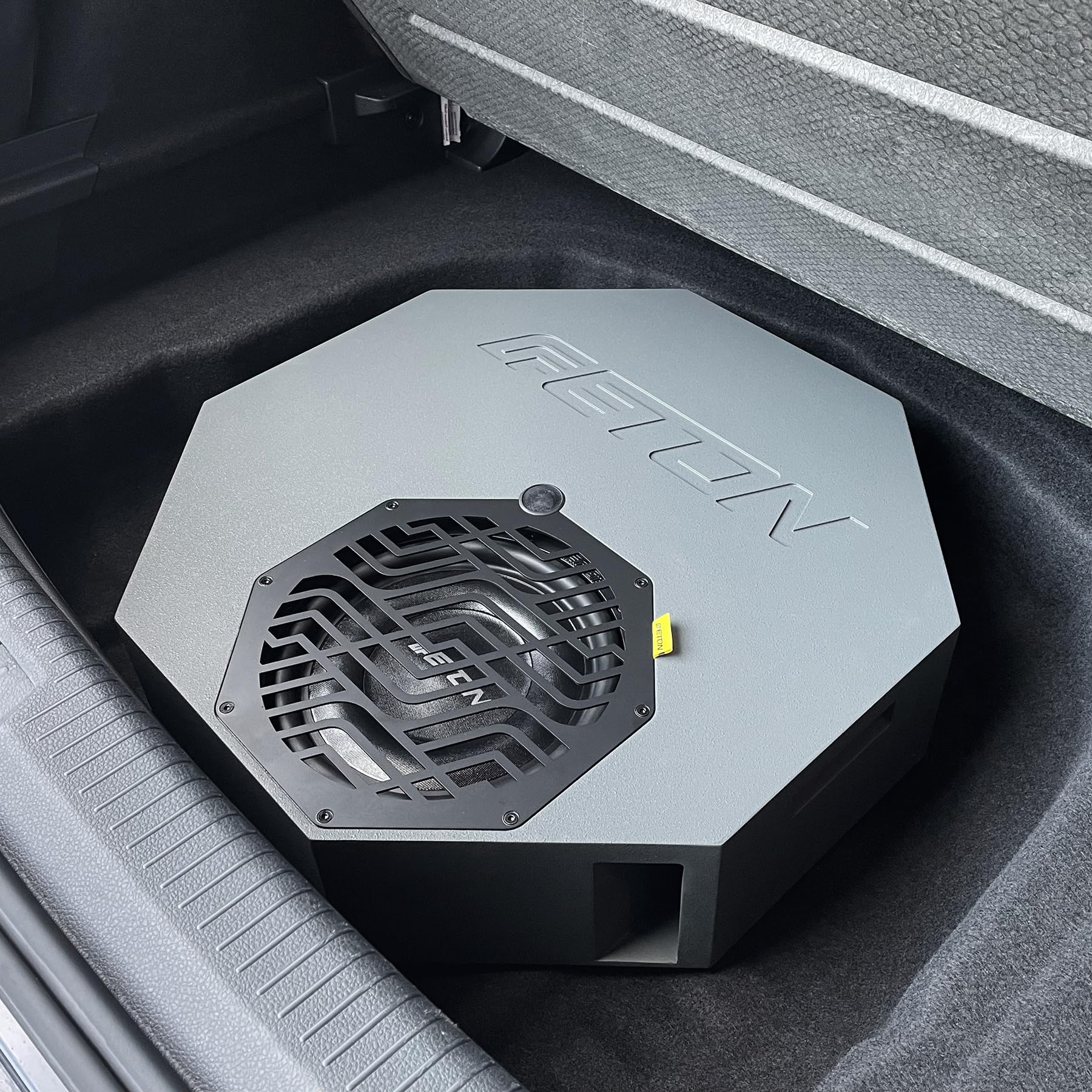 ETON Res 10 AR – Flacher Aktiv-Subwoofer für Reserverad-Mulde, aktive Bassreflex Bassbox mit potentem 25 cm / 10“ Woofer, Gehäuse nur 14,8 cm hoch, 540 Watt RMS Verstärkerleistung