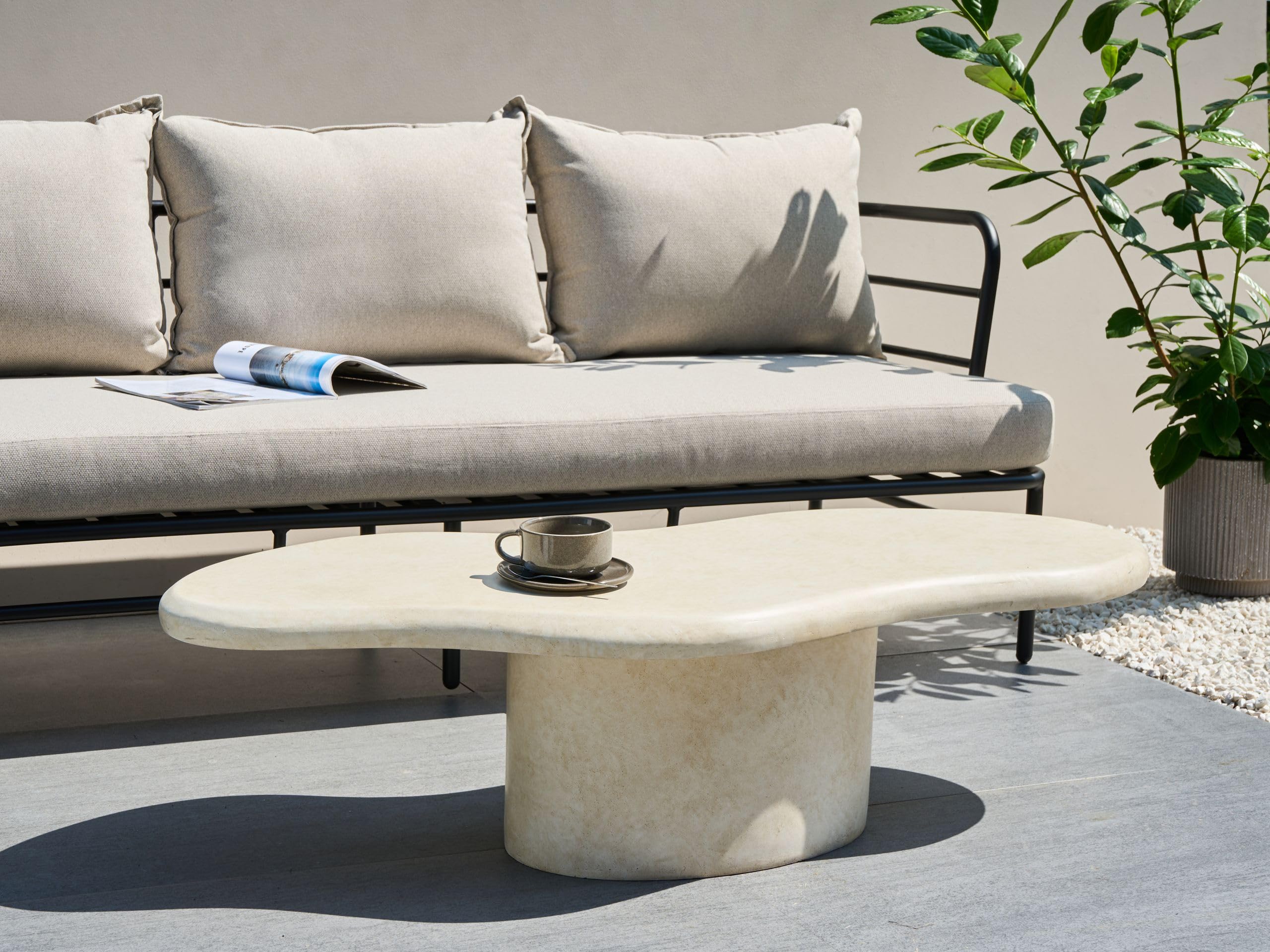 Beliani Akzent-Couchtisch MgO unregelmäßige Form rostfarben Wasser- und windbeständig 120 x 57 cm beige Conza