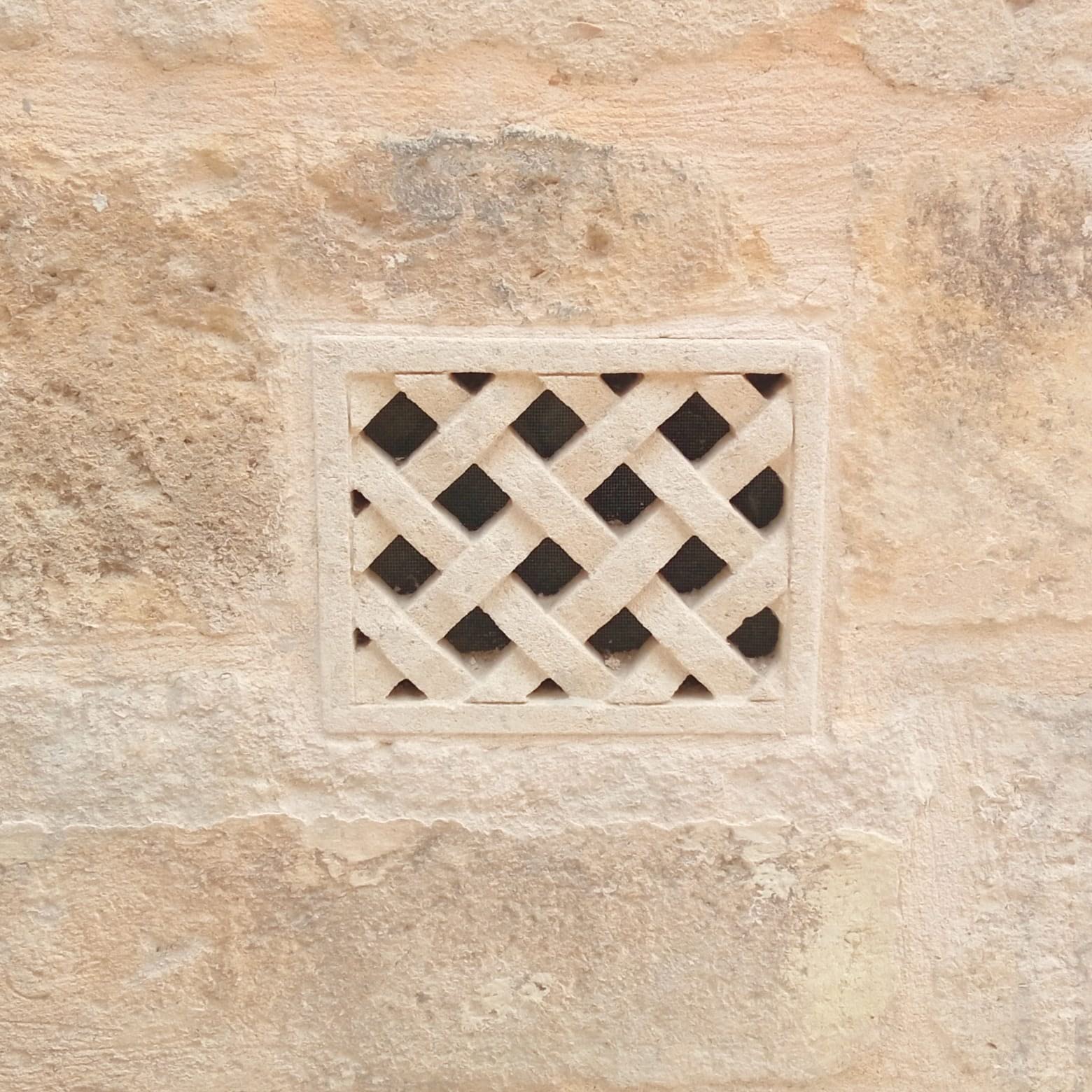 Rejilla de ventilación cuadrada en piedra de Matera, 20 x 20 cm. Uso exterior e interior. Producto hecho a mano. F006 20x20