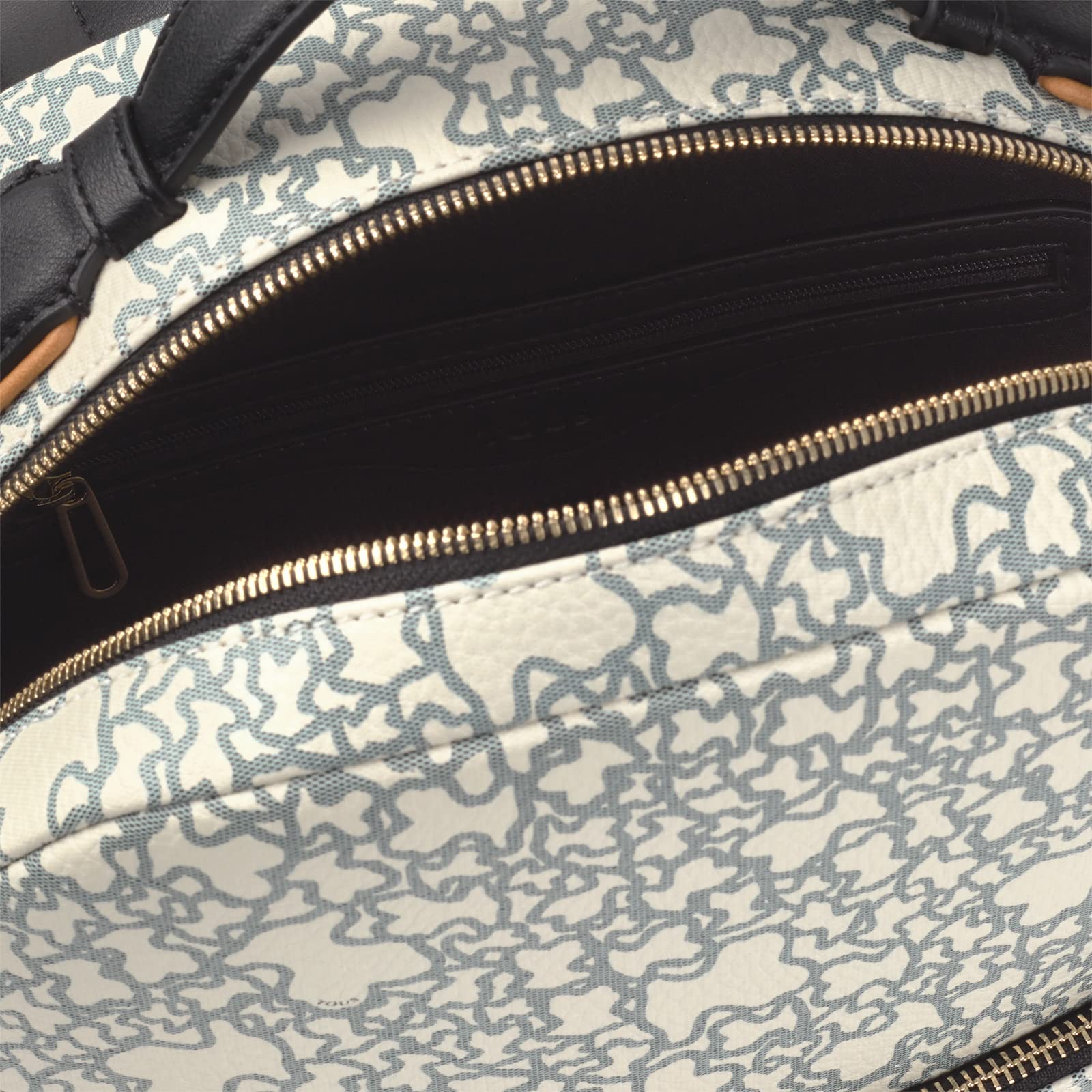 TOUS Mochila de Vinilo con Estampado Kaos en Beige y Negro, Para Mujer, Medidas 39x30,5x12,5 cm, Colección Kaos