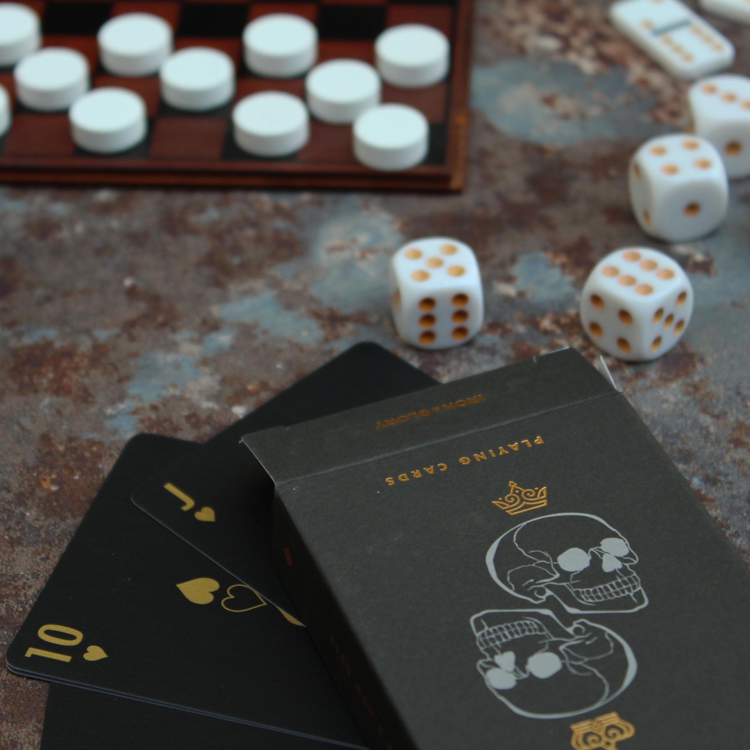 Iron & Glory Games Night | Spiele für Erwachsene für den Spieleabend | 4 in 1 Spiele für Erwachsene | Spiele in Reisegröße & Tischspiele | Klassische Brettspiele | Inklusive Spielkarten, Domino-Set &