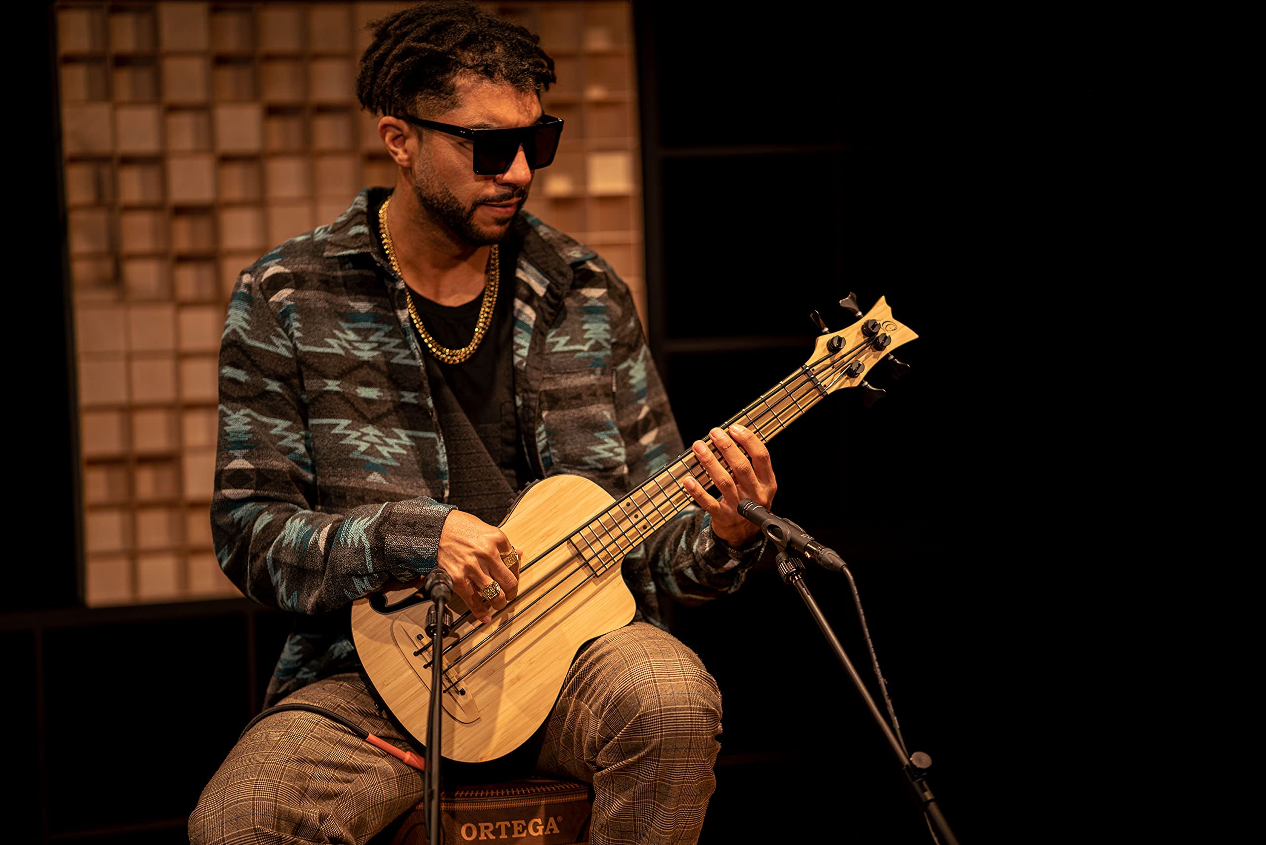 Ortega Guitars Bass Ukulele Elektro-Akustisch – F-Schallloch – Bamboo Series – Inklusive Gig Bag – Massiver Bambus, Natur (RUNAB-UB)