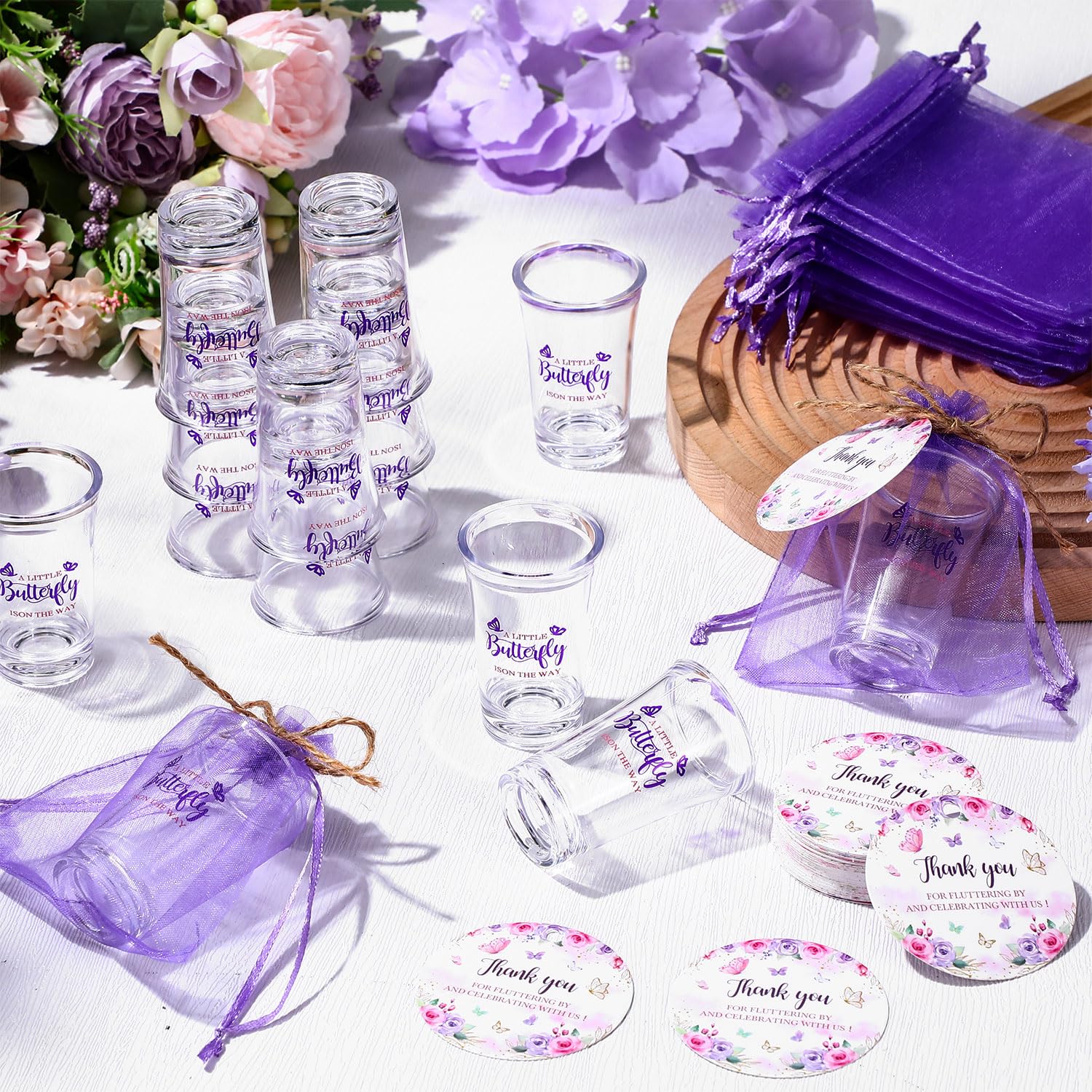 Funnymoom Juego de 50 vasos de chupito de acrílico transparente con diseño de mariposa para baby shower con bolsas de organza, decoraciones de fiesta de primavera