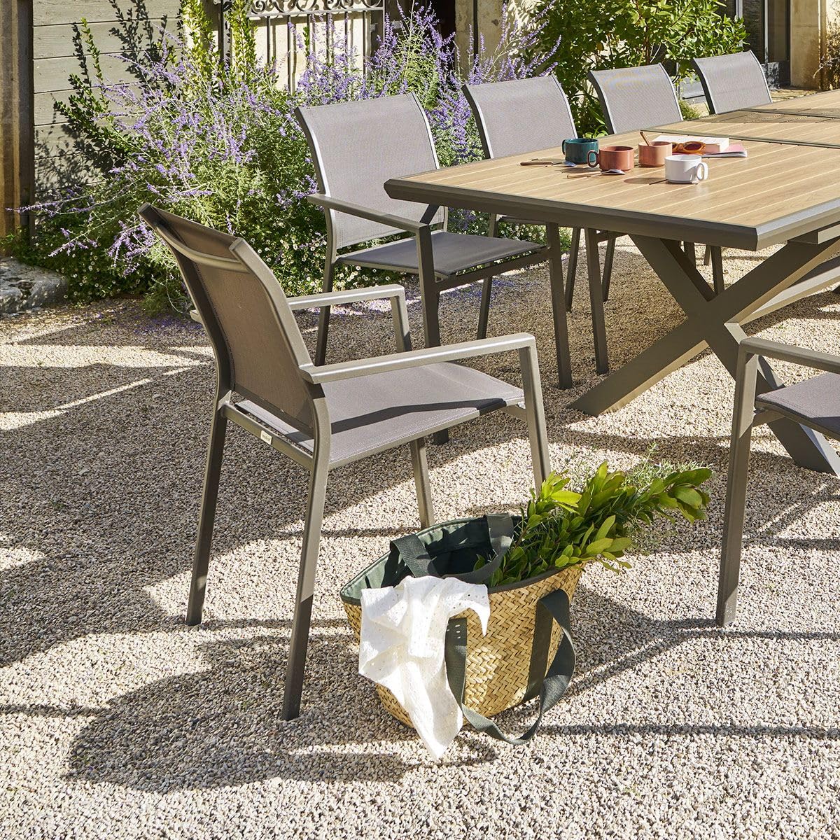 Hespéride - Fauteuil de Jardin Empilable Essentia Wengé et Praline Anti-Rouille Texaline Léger Facile à Ranger Mobilier d'Aménagement Terrasse Balcon